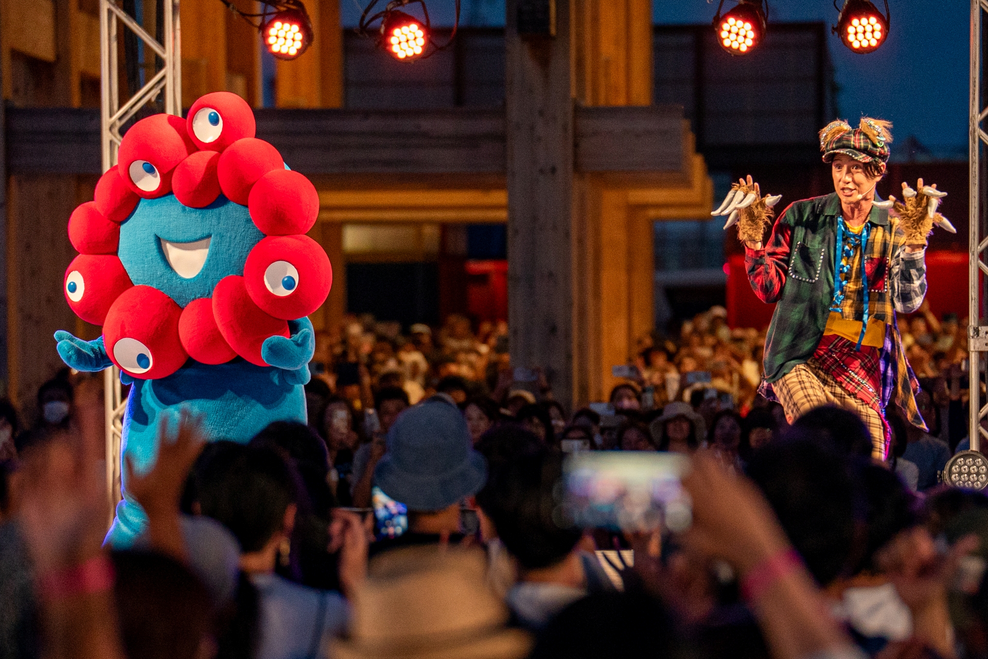 レクチャーを受けるミャクミャク。手の動きがいい！