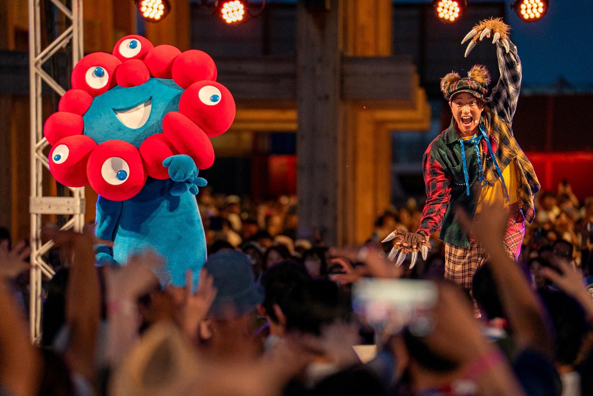 決めポーズは少し難しそうなミャクミャク