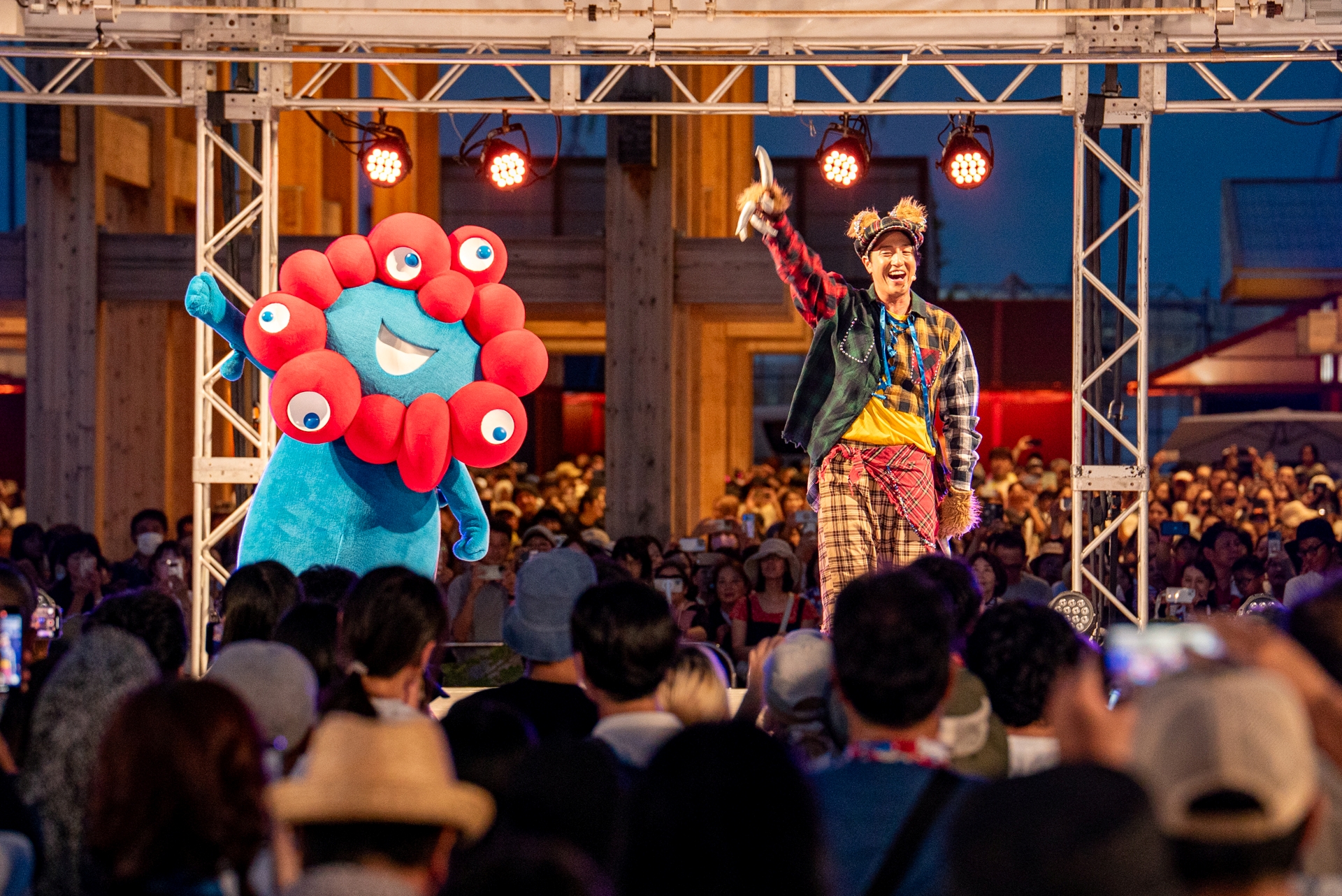 左右の腕の動きは自由度が高いミャクミャク