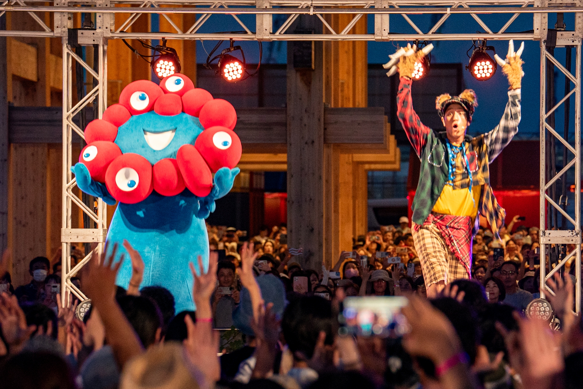 観客たちもミャクミャクとともにダンスになれていく！