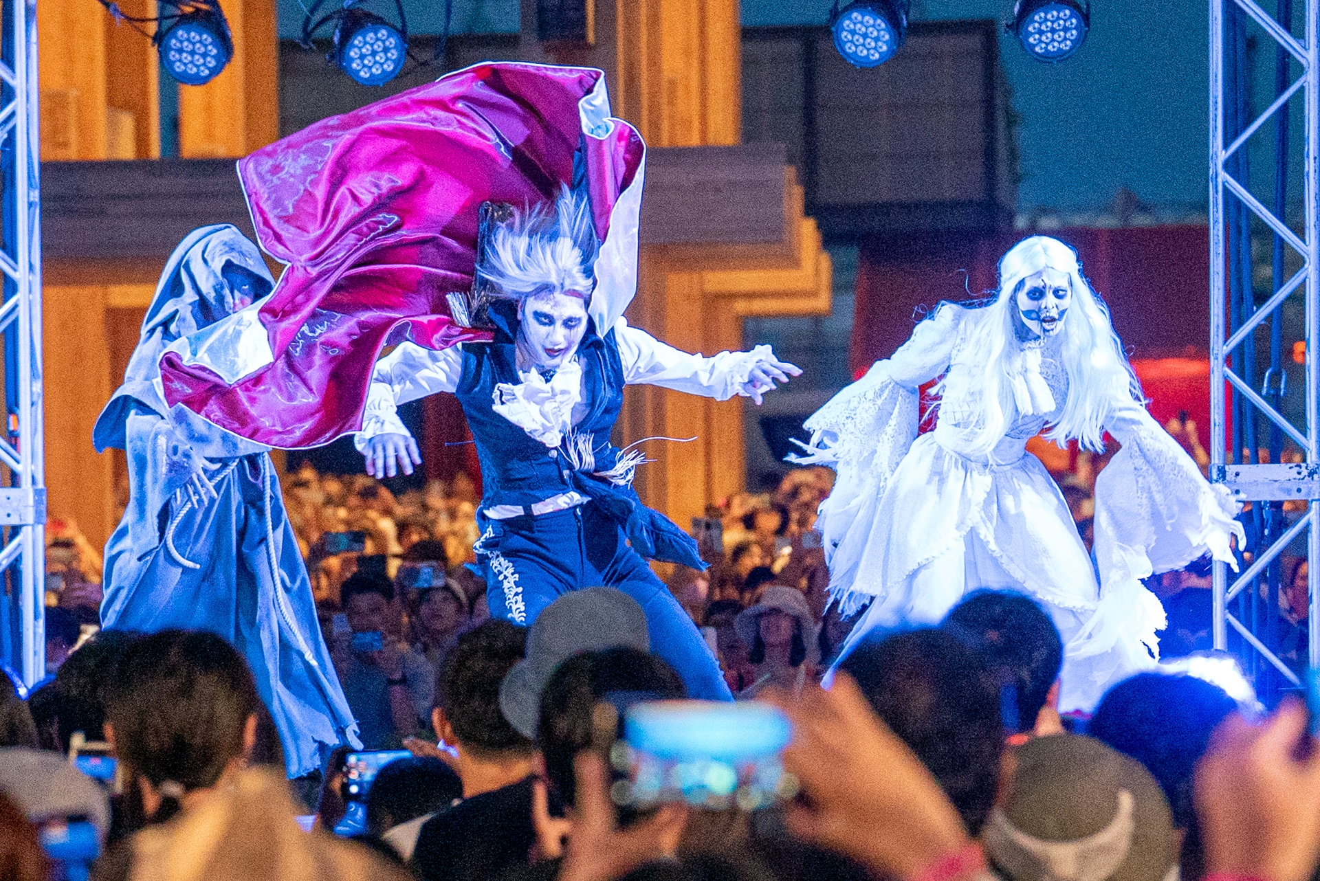 会場にゾンビが乱入。ゾンビ踊ります