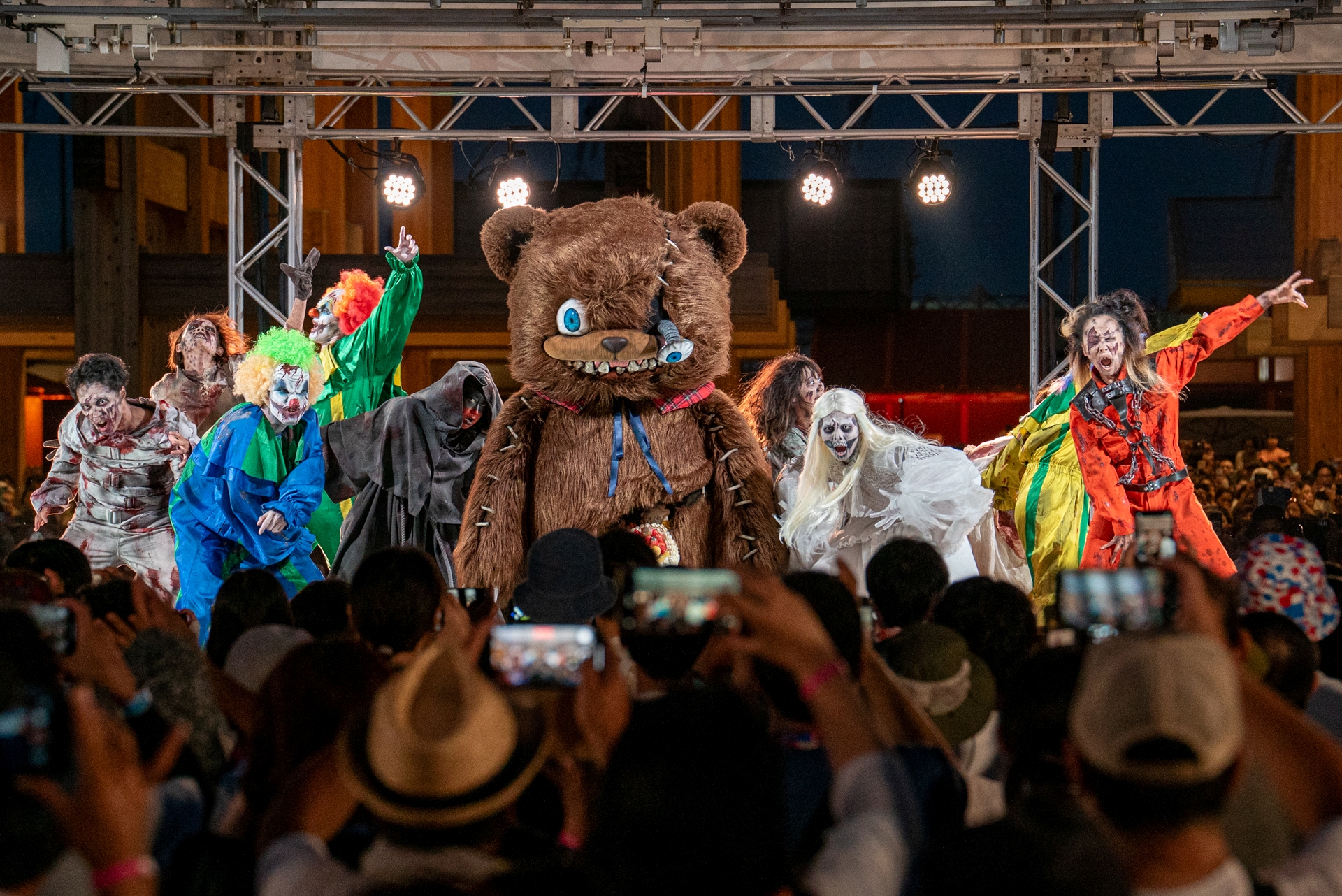 ゾンビ立ちを書き分けるようにハミクマ登場