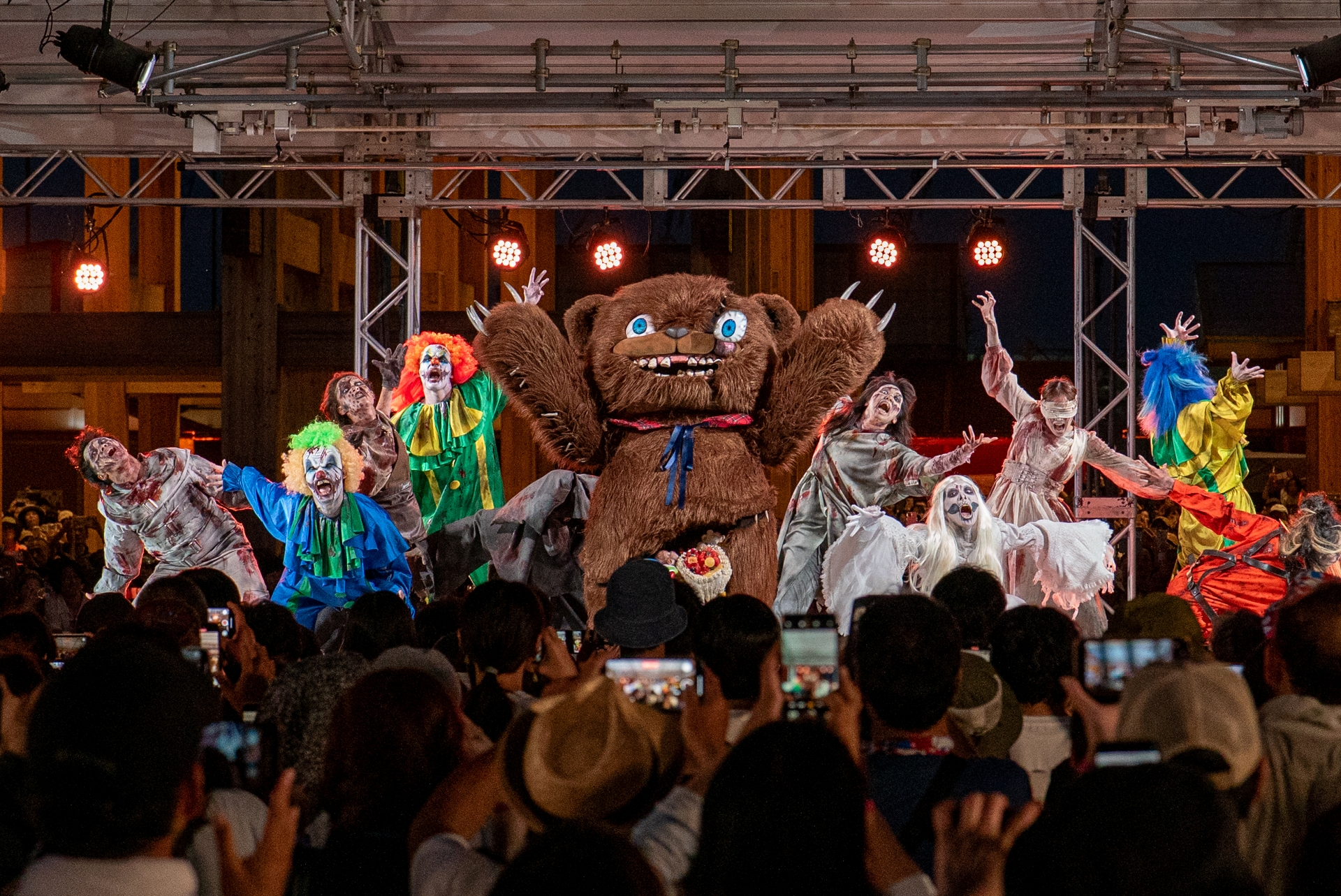 この会場は占拠したと言わんばかり