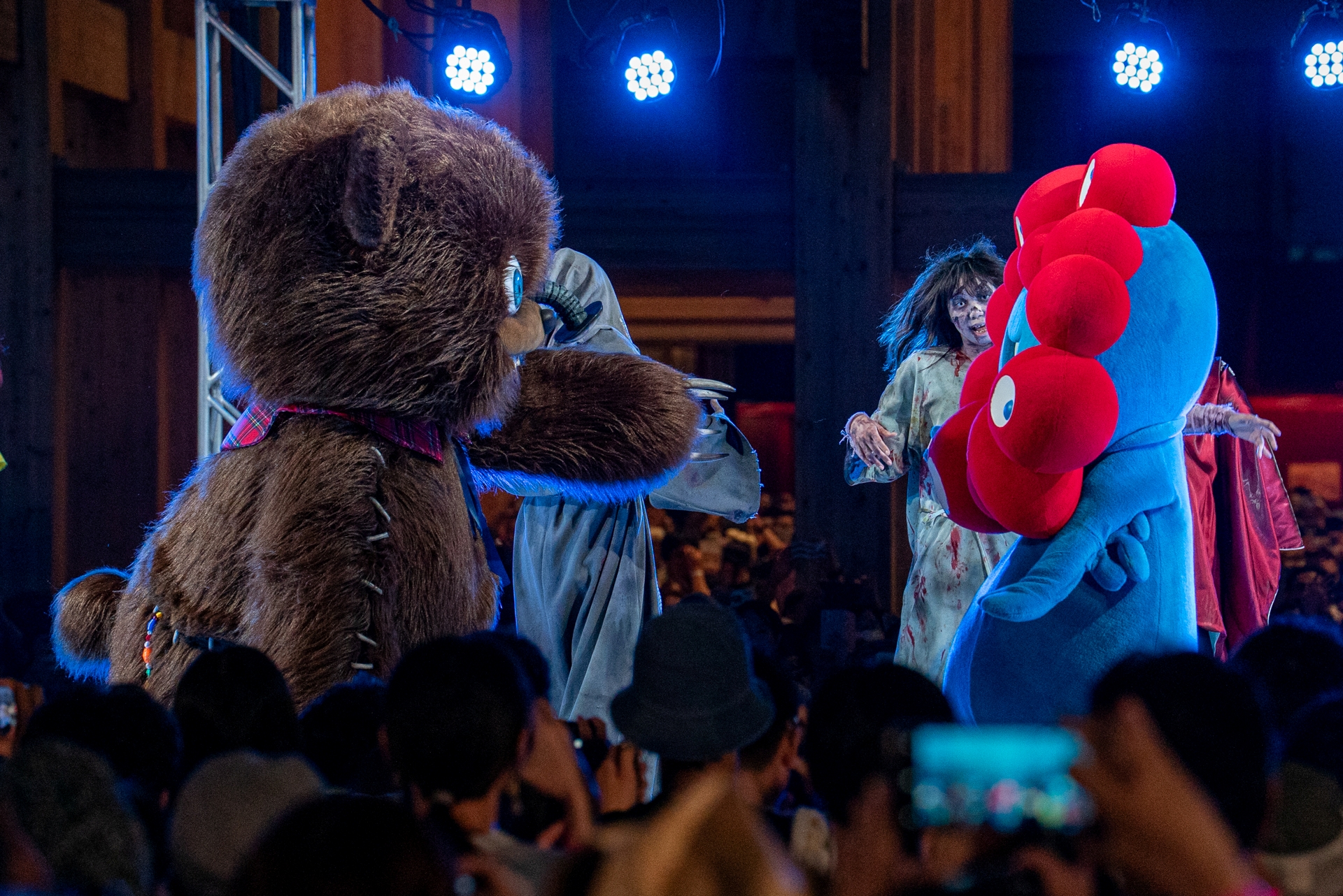 オマエも踊れ！と命令しているようなハミクマ