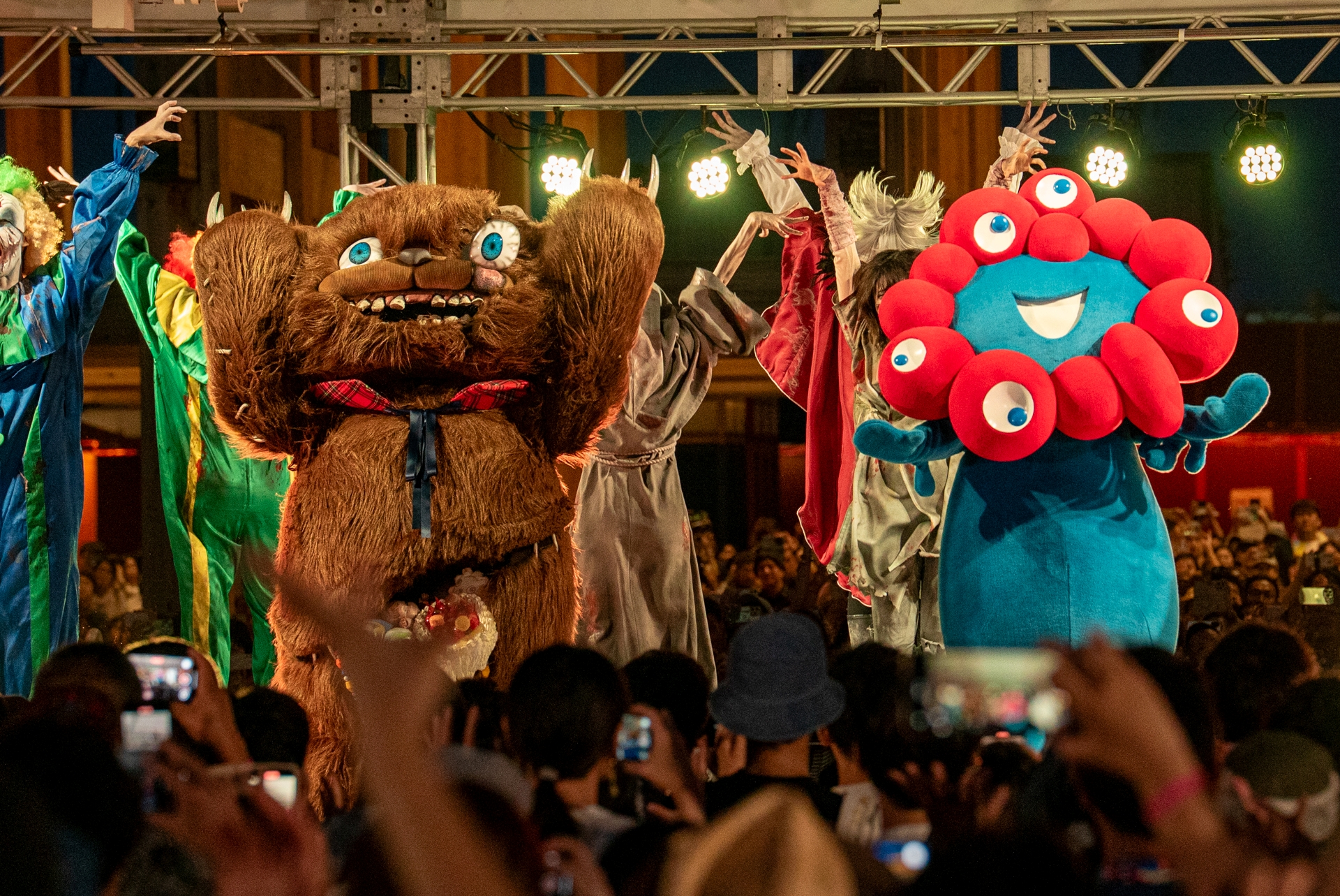 動く・踊るハミクマとミャクミャク