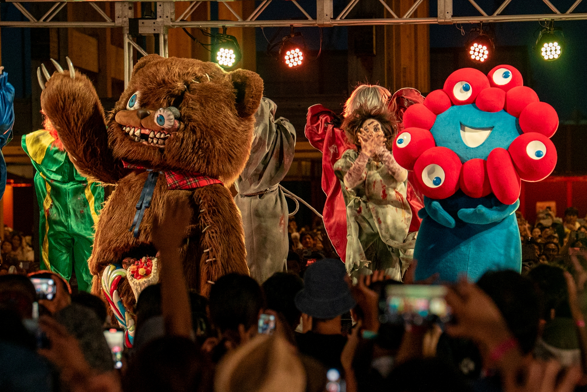 冷静に見ると割とホラー感のあるショット