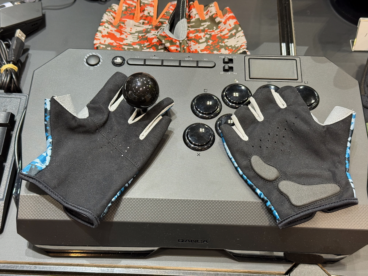 アケコン対応のため、左右で異なる作りになっている