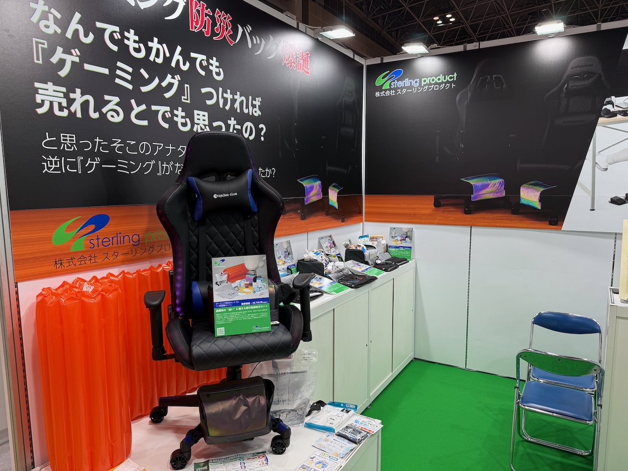 ブースの前を通る人が心中で叫んでいただろうセリフが壁面に……