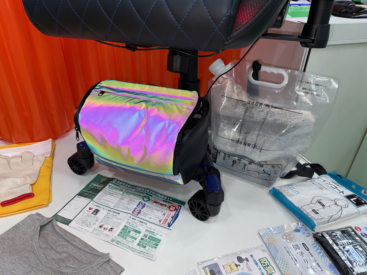 光が当たるとレインボーに反射。まさにゲーミング防災バッグだ