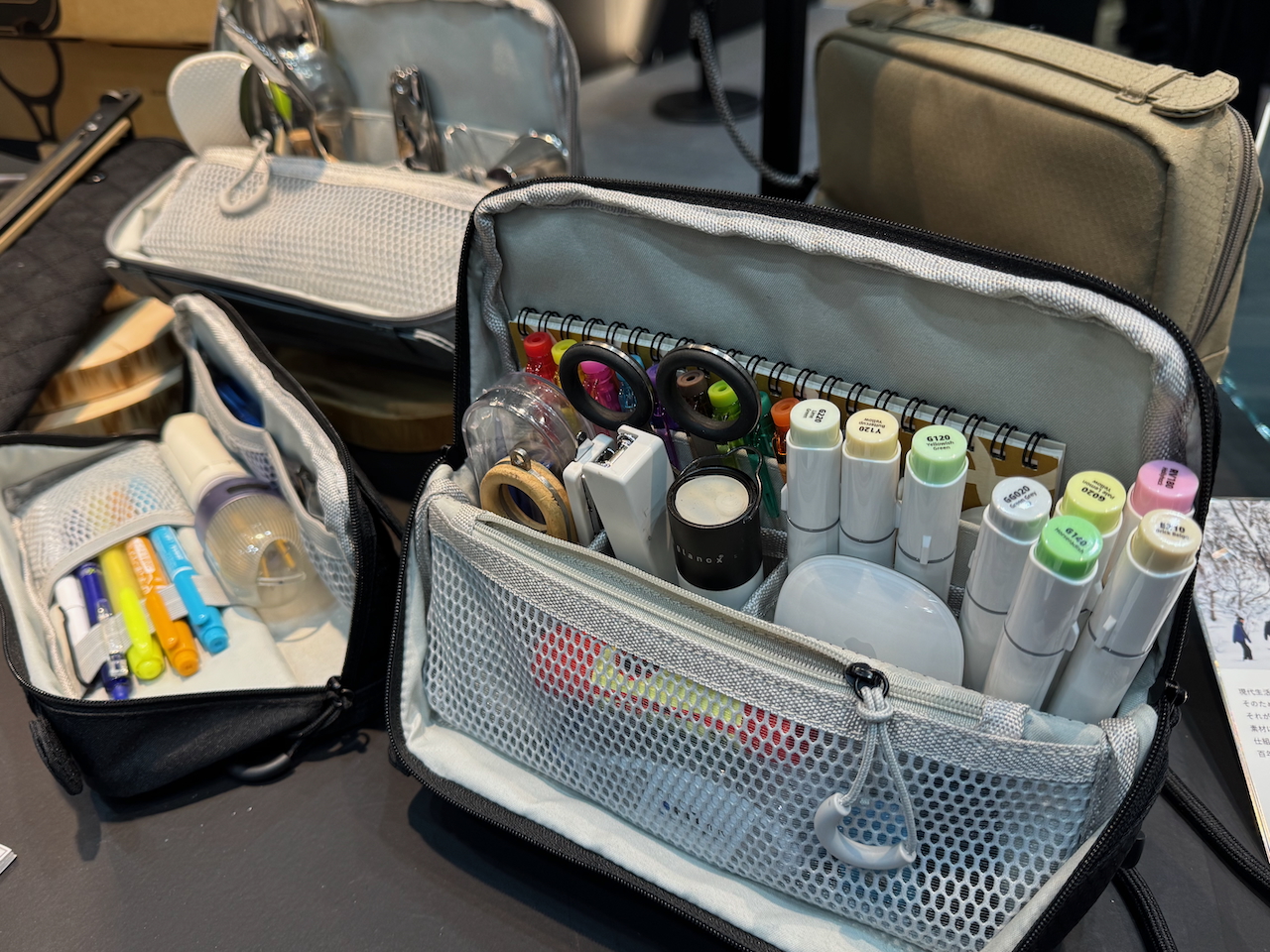 自立し、収納したアイテムを取り出しやすい構造