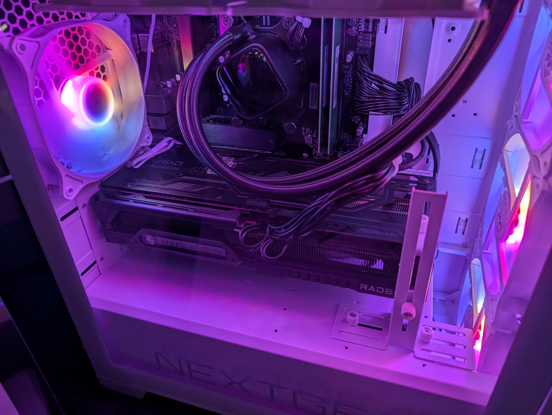 内部には全10種類のカラーパターンが選択できるRGBファンを計6基(フロント3基、天面2基、背面1基)備える