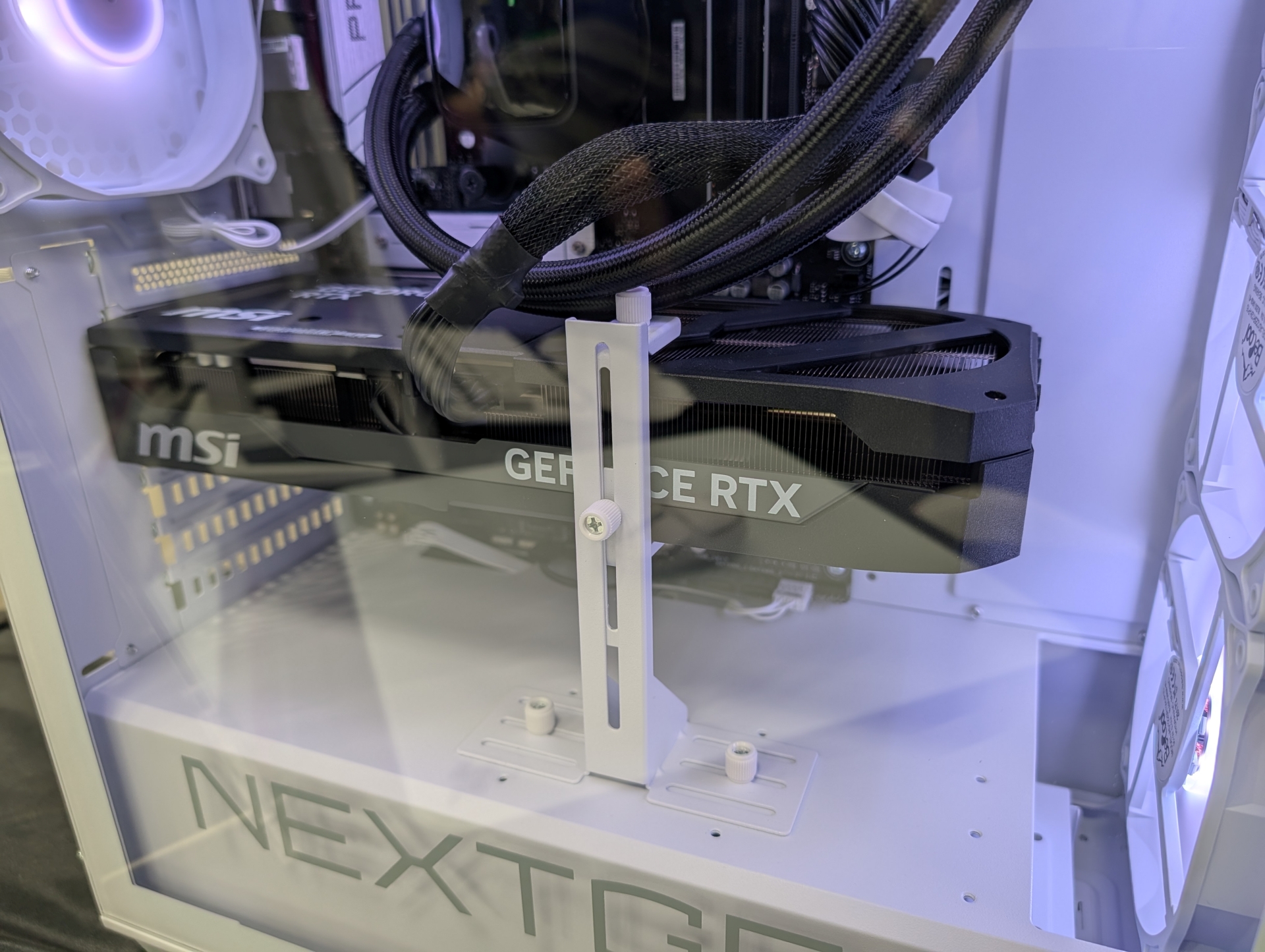 ケース内部はゆとりのある作りで、側面のガラスパネルから中が丸見えデザインなのも魅力の1つ