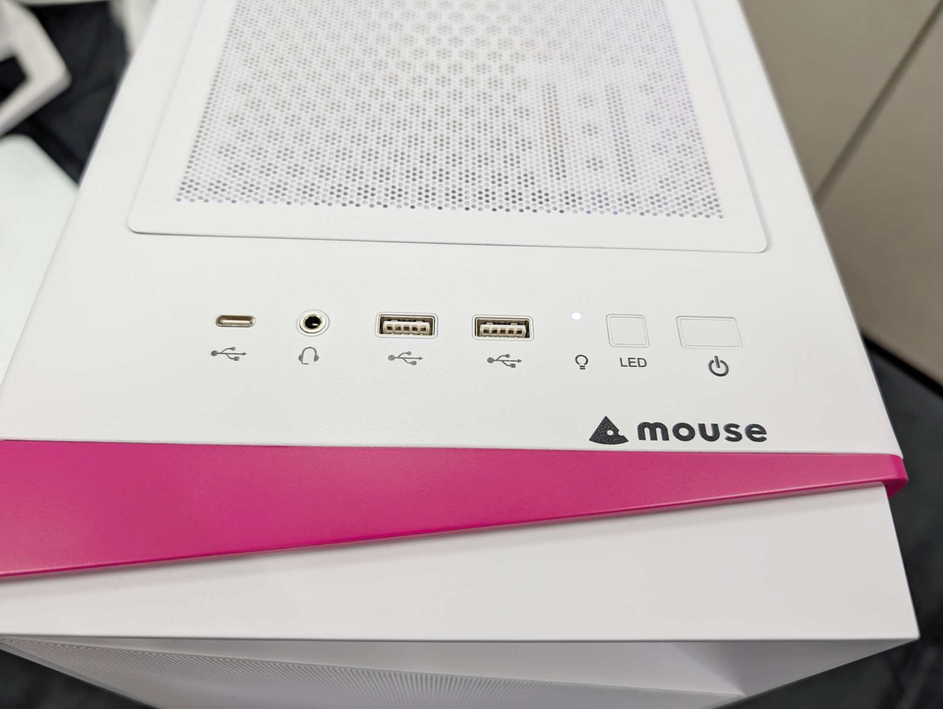 フロント部にはインターフェイスはなく、頻繁に着脱するような主要なインターフェイス類は全て天面部の前面側に集中して配置する