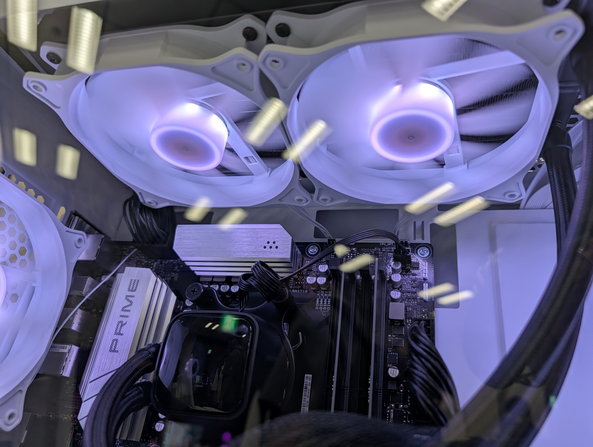 天面部にもファンを2基搭載。水冷ユニットが内蔵されており、ここで冷却が行なわれている