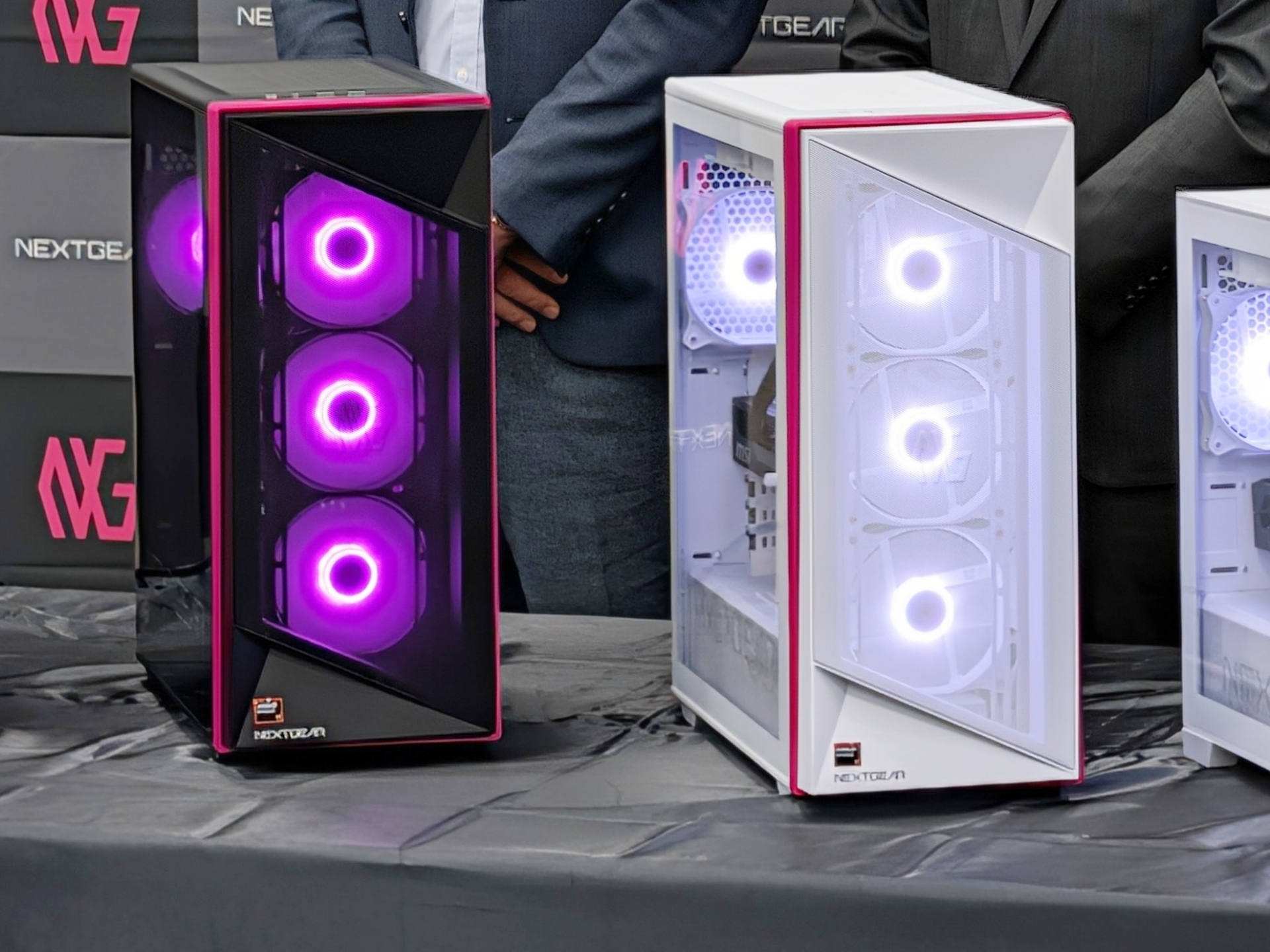 本体カラーはホワイトとブラックの2色展開