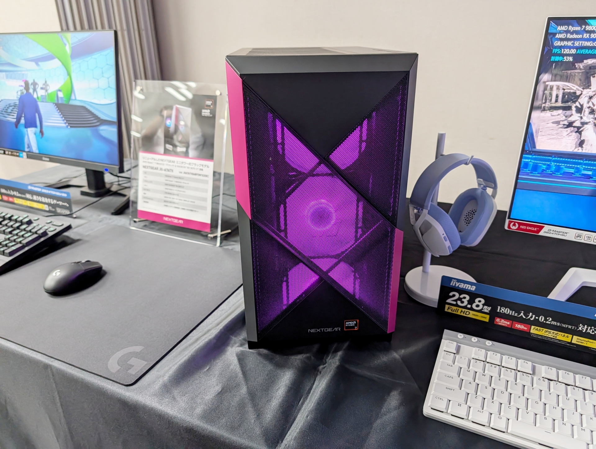 内覧会場にはCPUにRyzen 7 9800X3D、GPUにRadeon RX 9070 XT搭載の「NEXTGEAR JG-A7A7X」が展示されていた