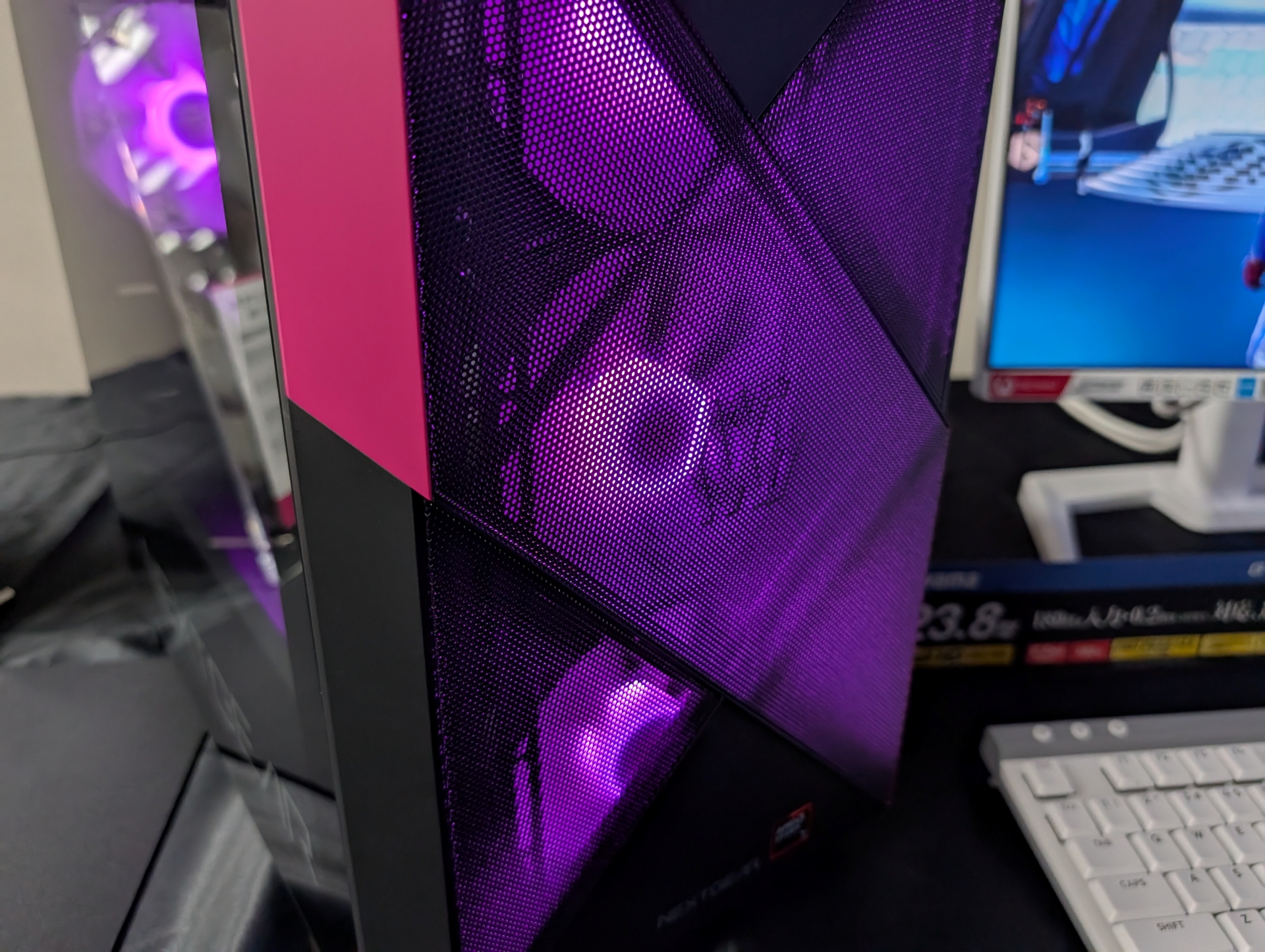 フロントのメッシュ部分はフルタワー型と比べると面積が控えめながら、ファンは同じく3基搭載。ロゴのエンボス加工も施されている