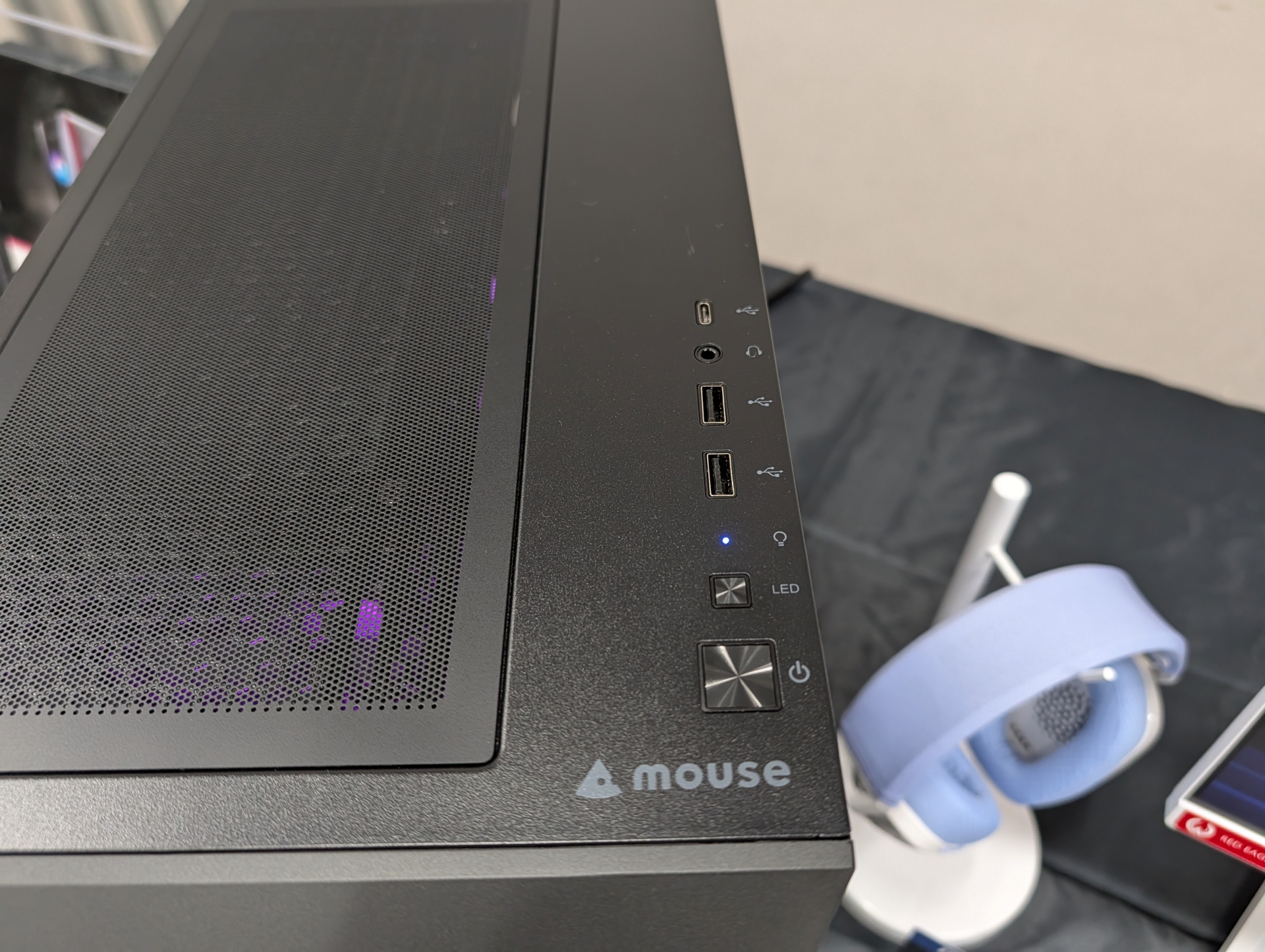 天面のインターフェイスは上部右側に並べられている