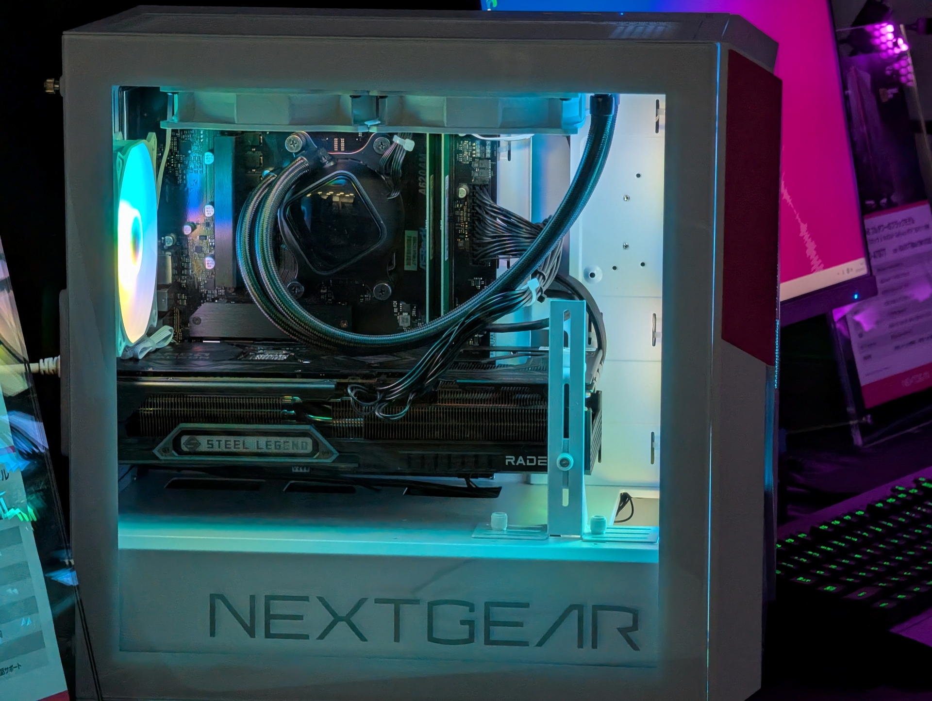 ミニタワー型ながらケース内はかなり余裕が感じられ、エアフローもかなり確保できているようだ