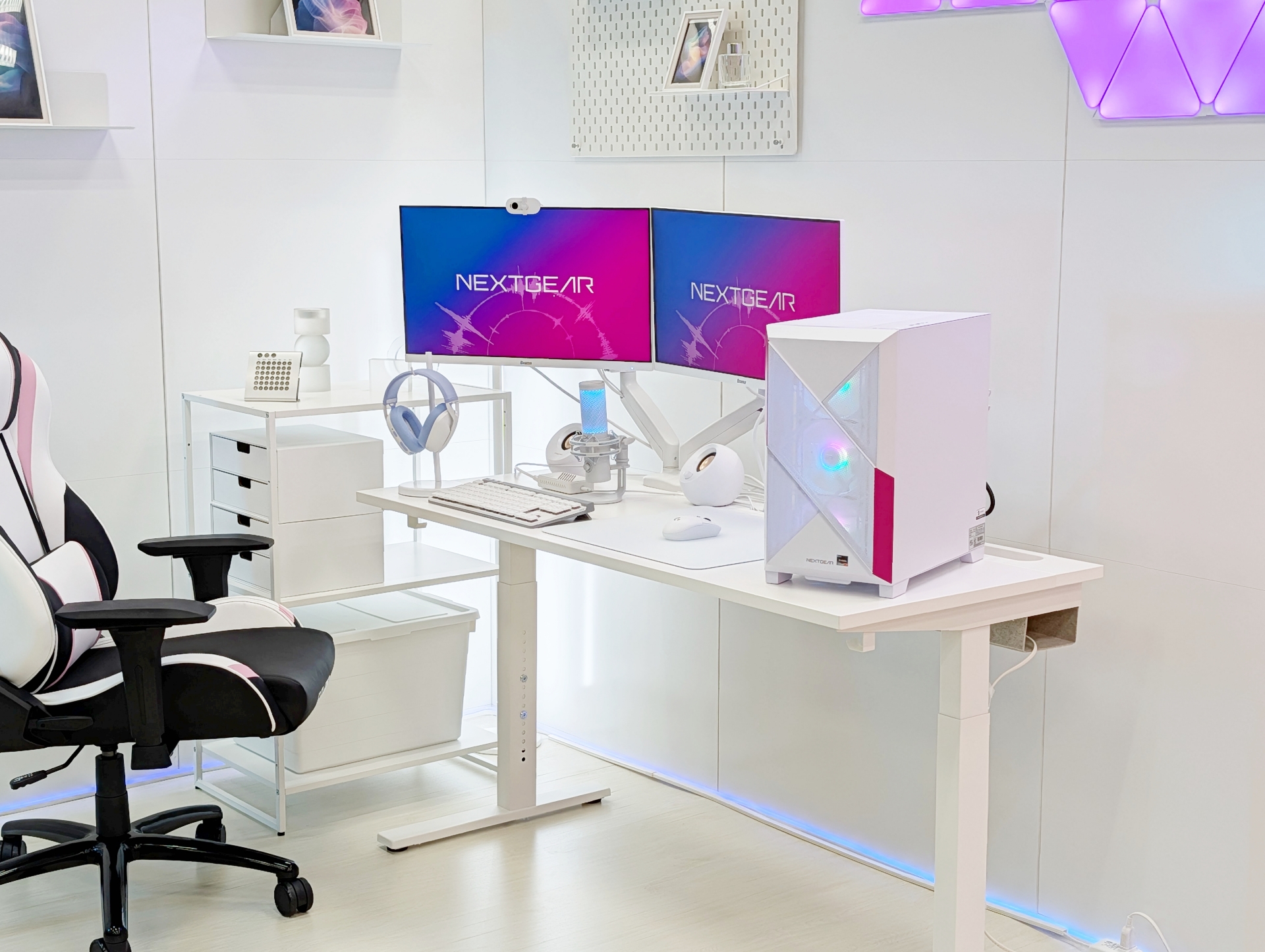 セットモデルを購入して実際に部屋に配置したイメージ。ディスプレイはセットモデルでは1枚だけなので、デュアルディスプレイで使う場合は追加でもう1台買う必要がある点には注意が必要だ