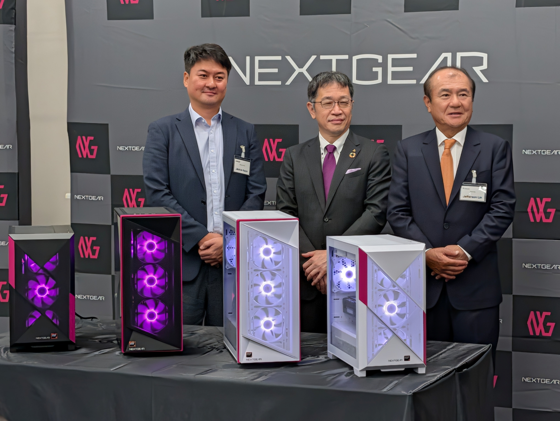 今回の発表会にゲストで登壇したAMDのJackie Kwon氏、軣 秀樹氏、ケースを手掛けた台湾Linkworld ElectronicのJefferson Lin氏による3人のフォトセッション