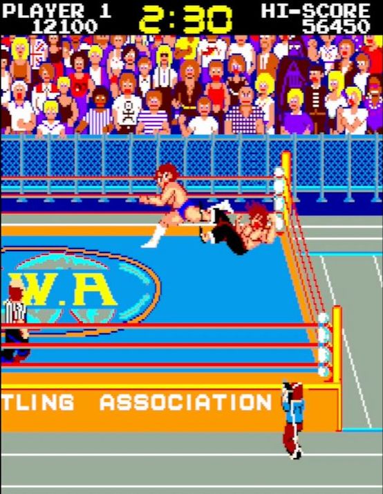 跳ね返ってきたところに大技の一種、ローリングソバットが炸裂！