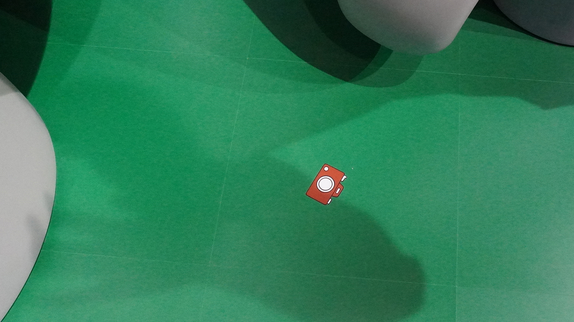 床にあるカメラマーク