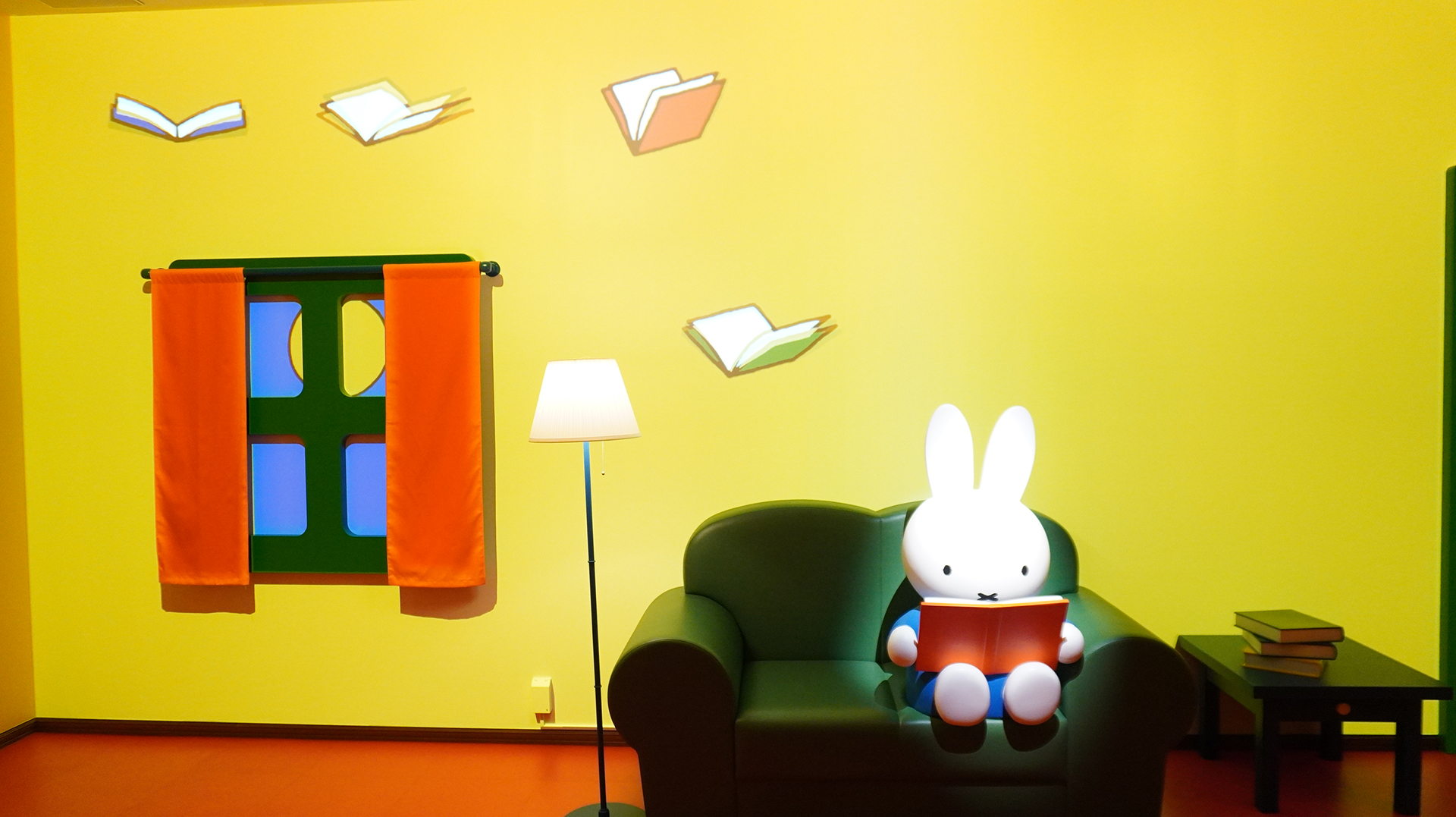 最初の部屋ではミッフィーが絵本を読んでいる