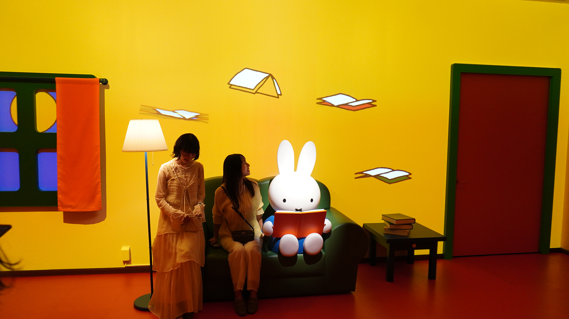 ソファに座って一緒に記念撮影することもできる