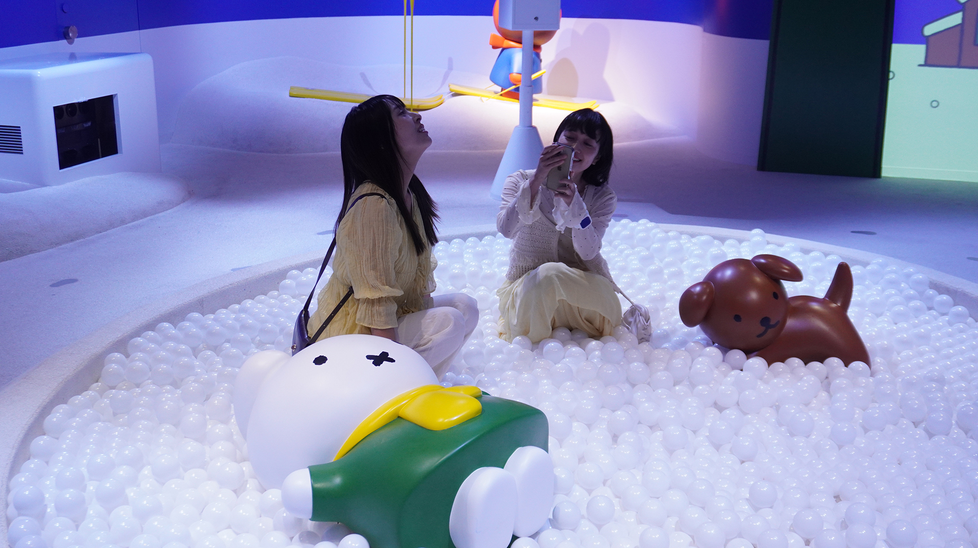 ボールプールに入って遊ぶ