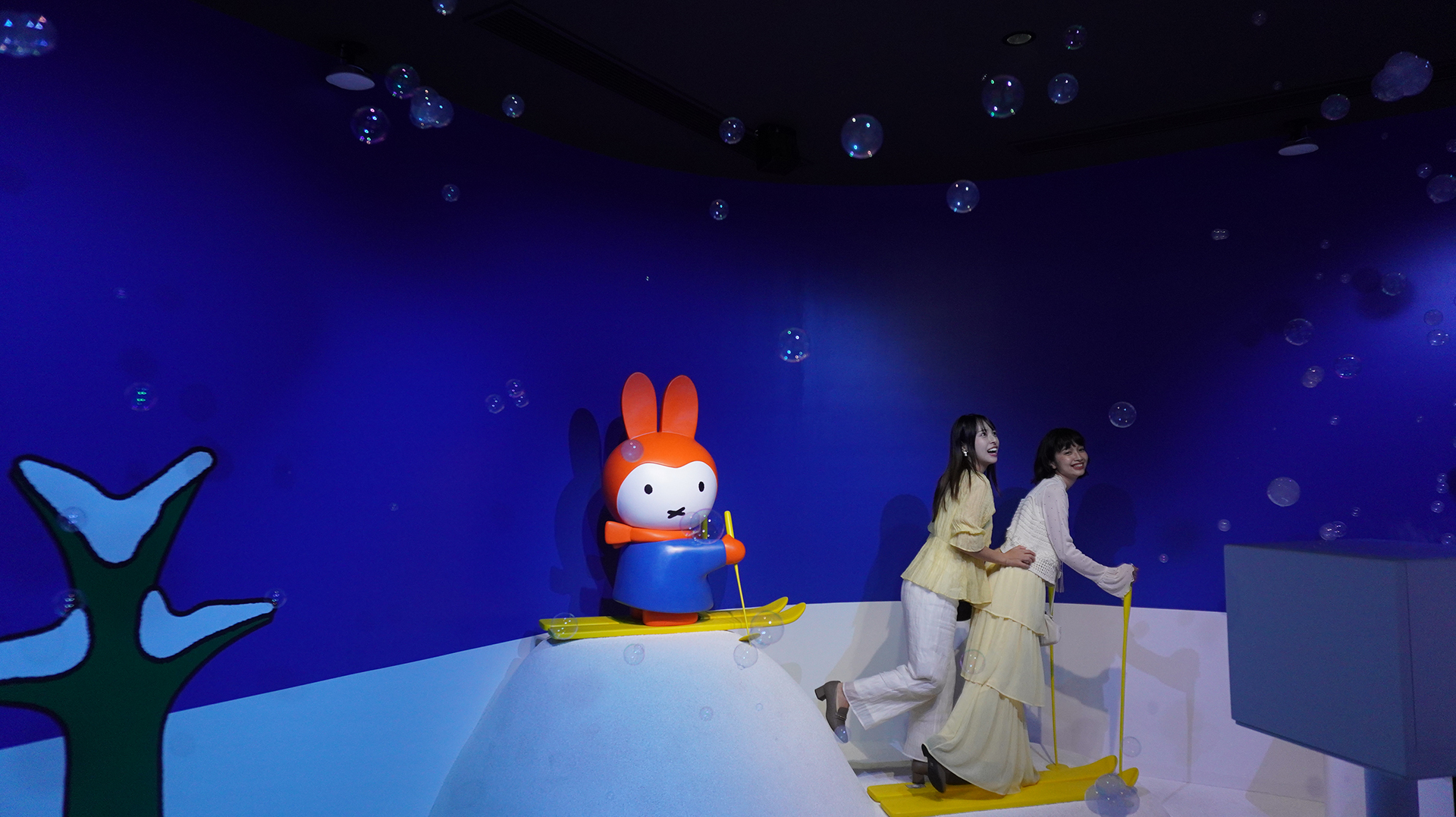 シャボン玉の雪が幻想的