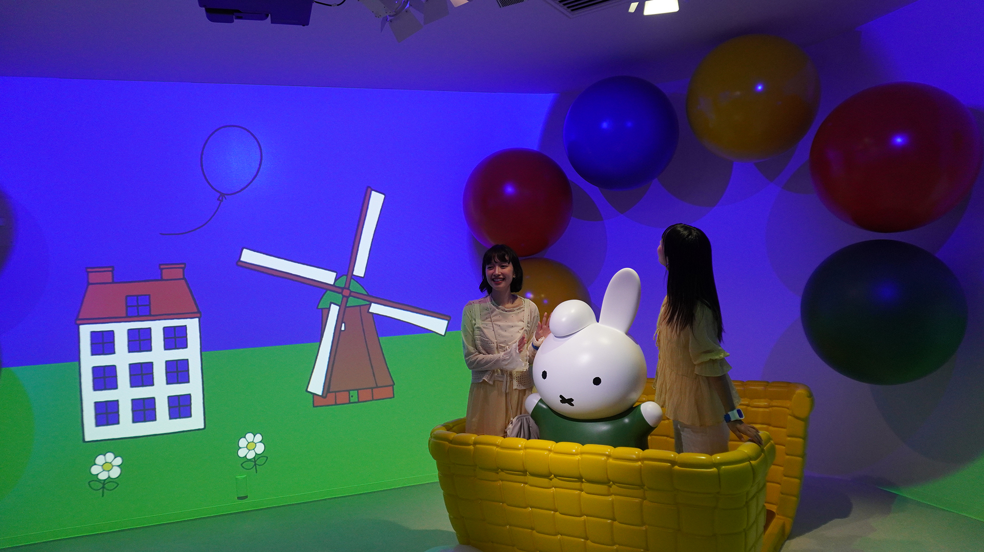 壁全体を使った映像で空の旅を楽しめる