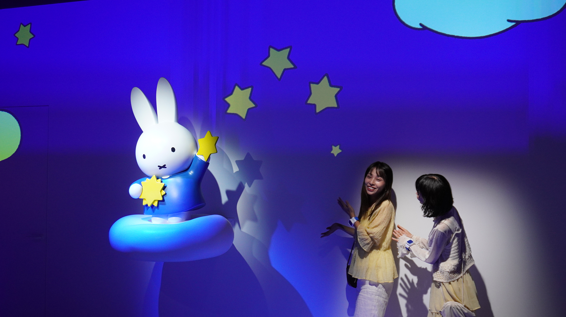 絵本「うさこちゃんの ゆめ」（ディック・ブルーナ作 / 福音館書店）をイメージした部屋