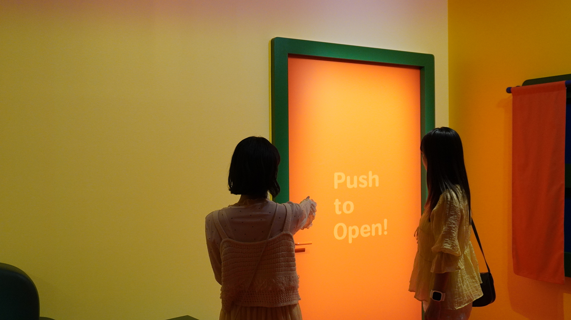 絵本とうさぎたちが誘う輝くドアをたどっていく