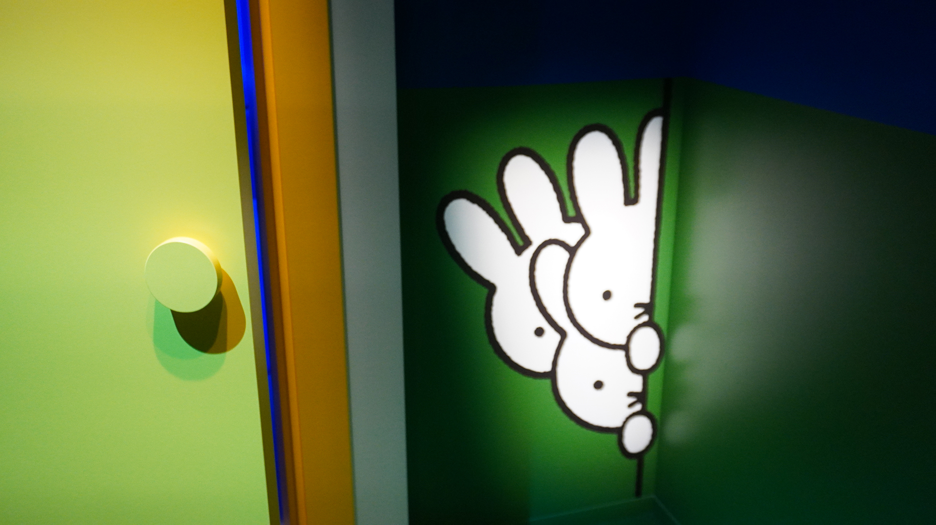 そっと覗いてくるうさぎたち。かわいすぎる！