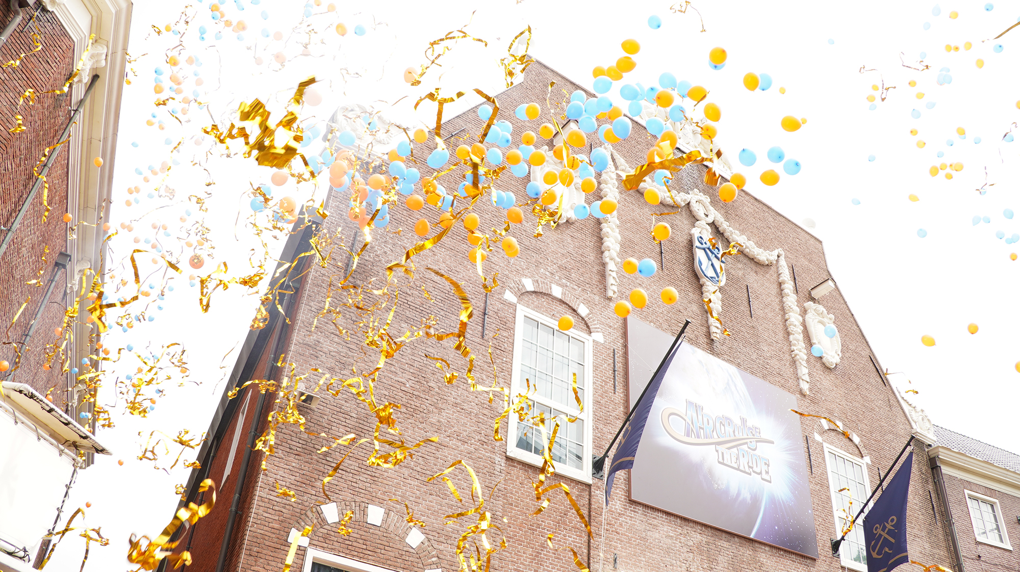 司会の合図でバルーンが空に舞い上がる