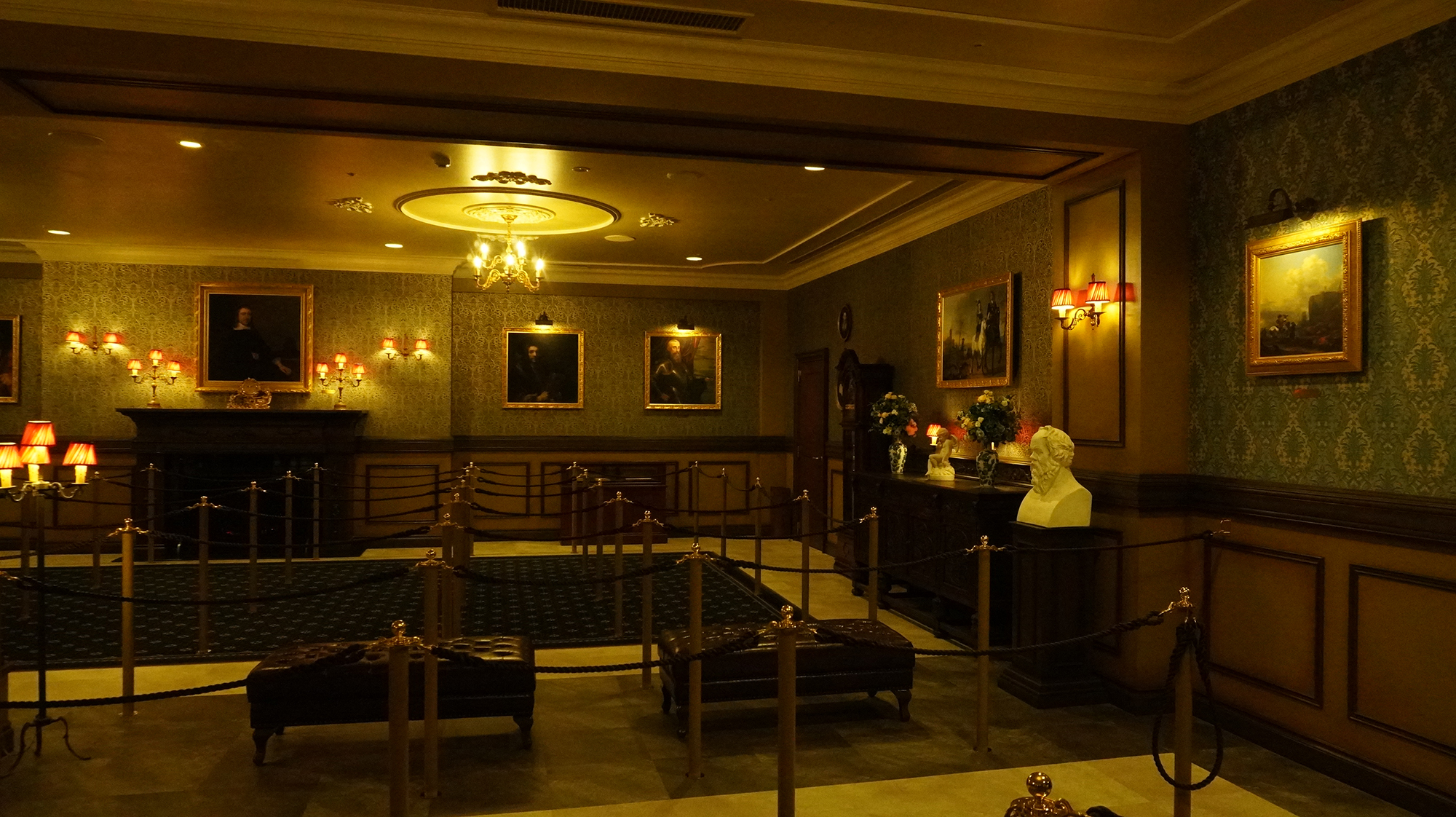 中はディスカバリーアース財団のサロンという雰囲気