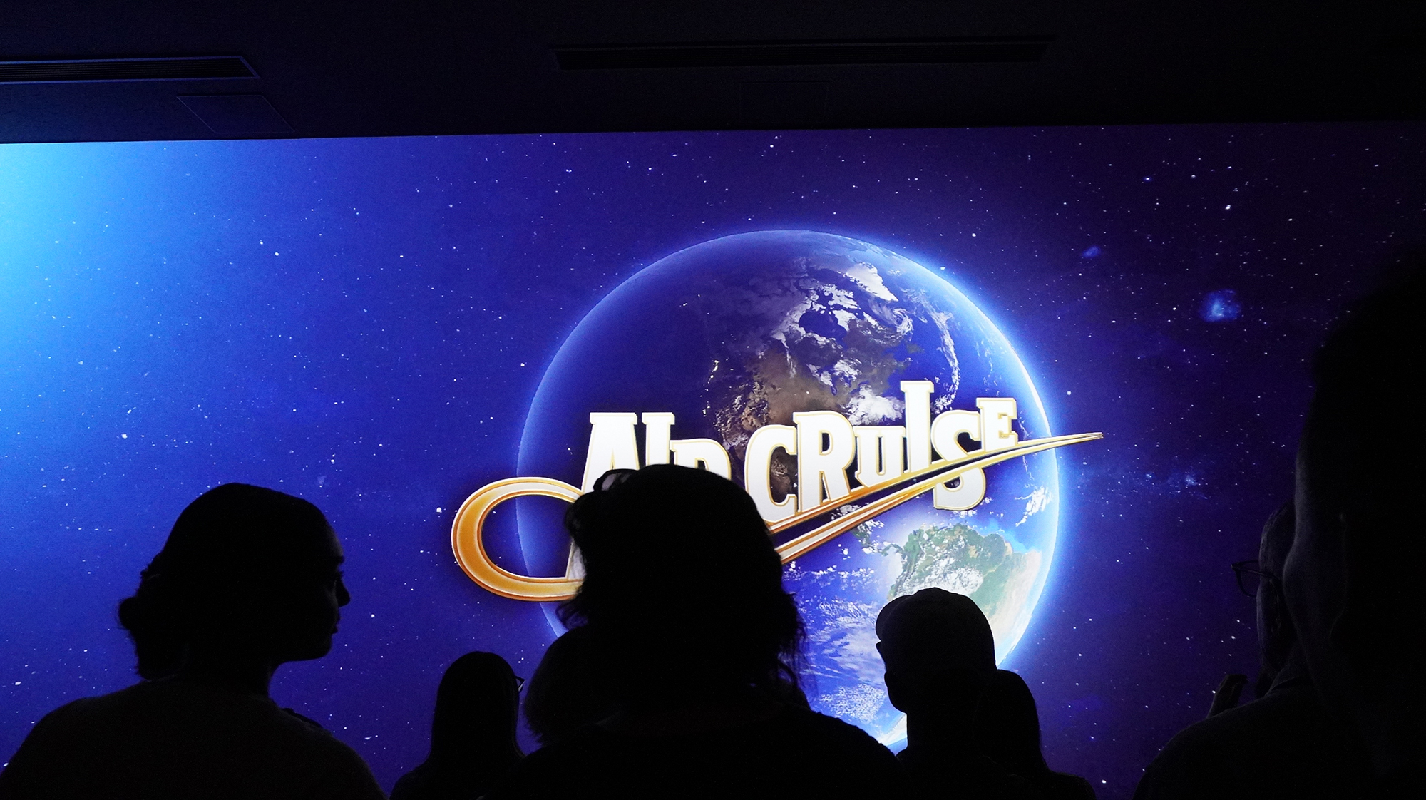 快適な空の旅の前に注意事項を映像で確認