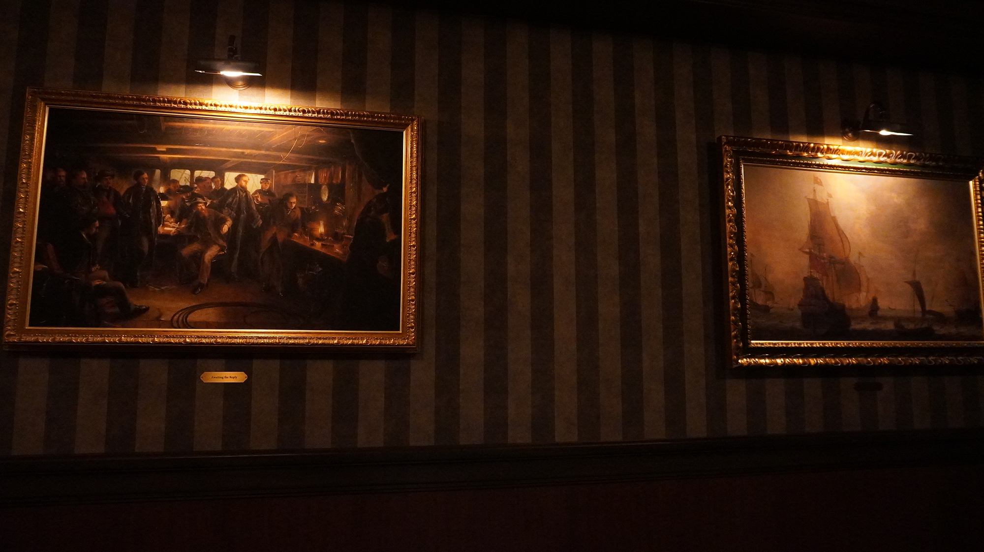 冒険心を感じる絵画があちこちに飾られている