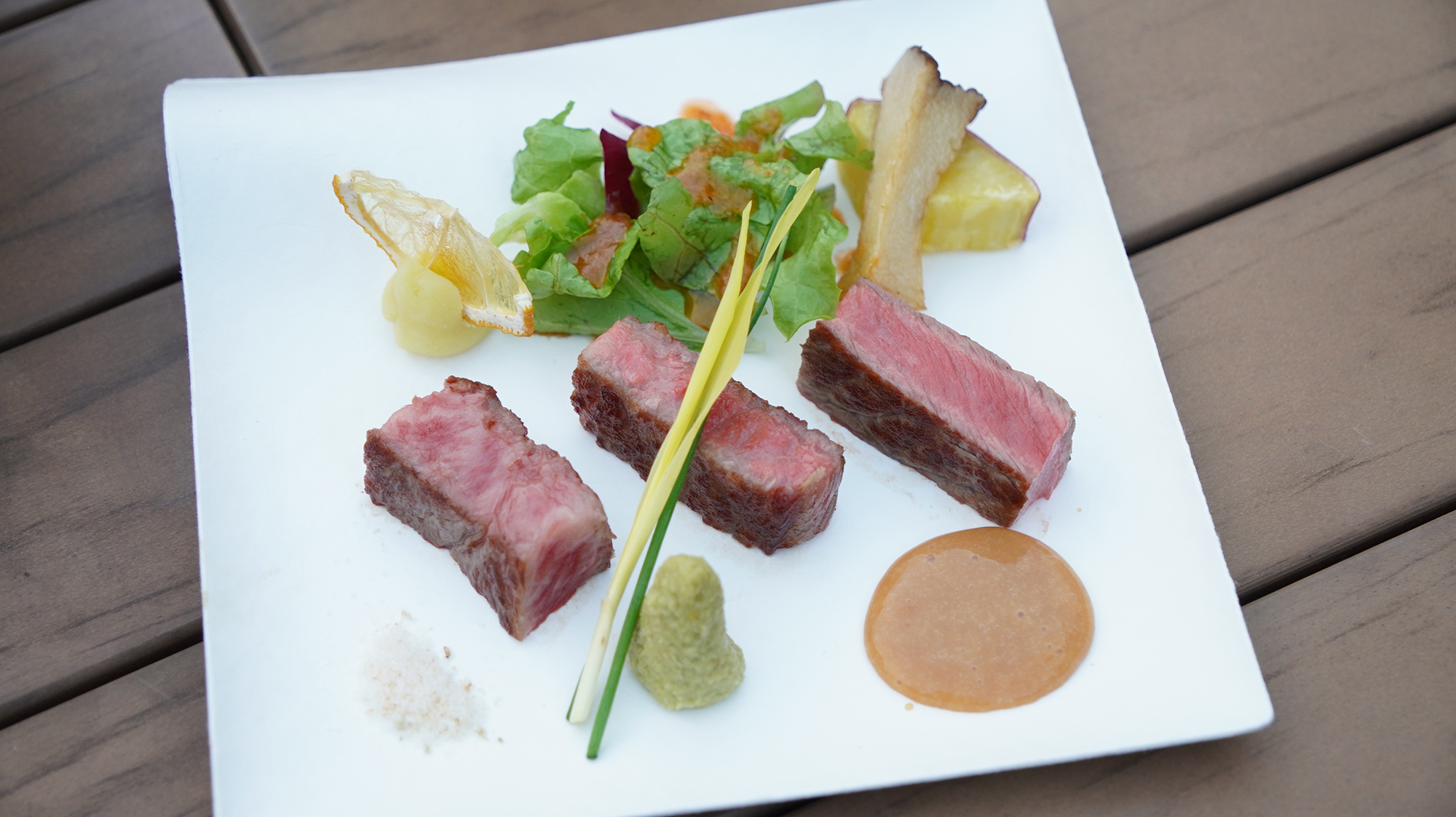 「和牛三種食べ比べ ～秋の贅沢なひととき～」（1,200円、またはチケット2枚）