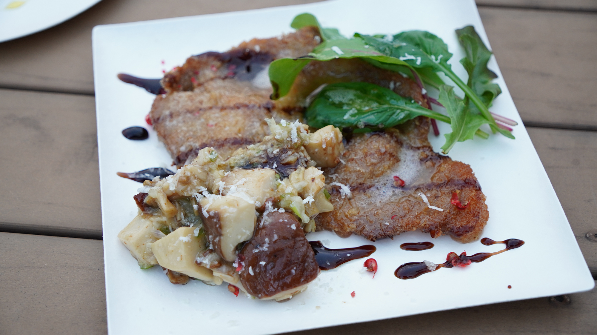 「宮崎県産霧島黒豚のミラノ風 秋カツレツ 熊本県産生しいたけ きのこソース仕立て」（1,100円、またはチケット2枚）