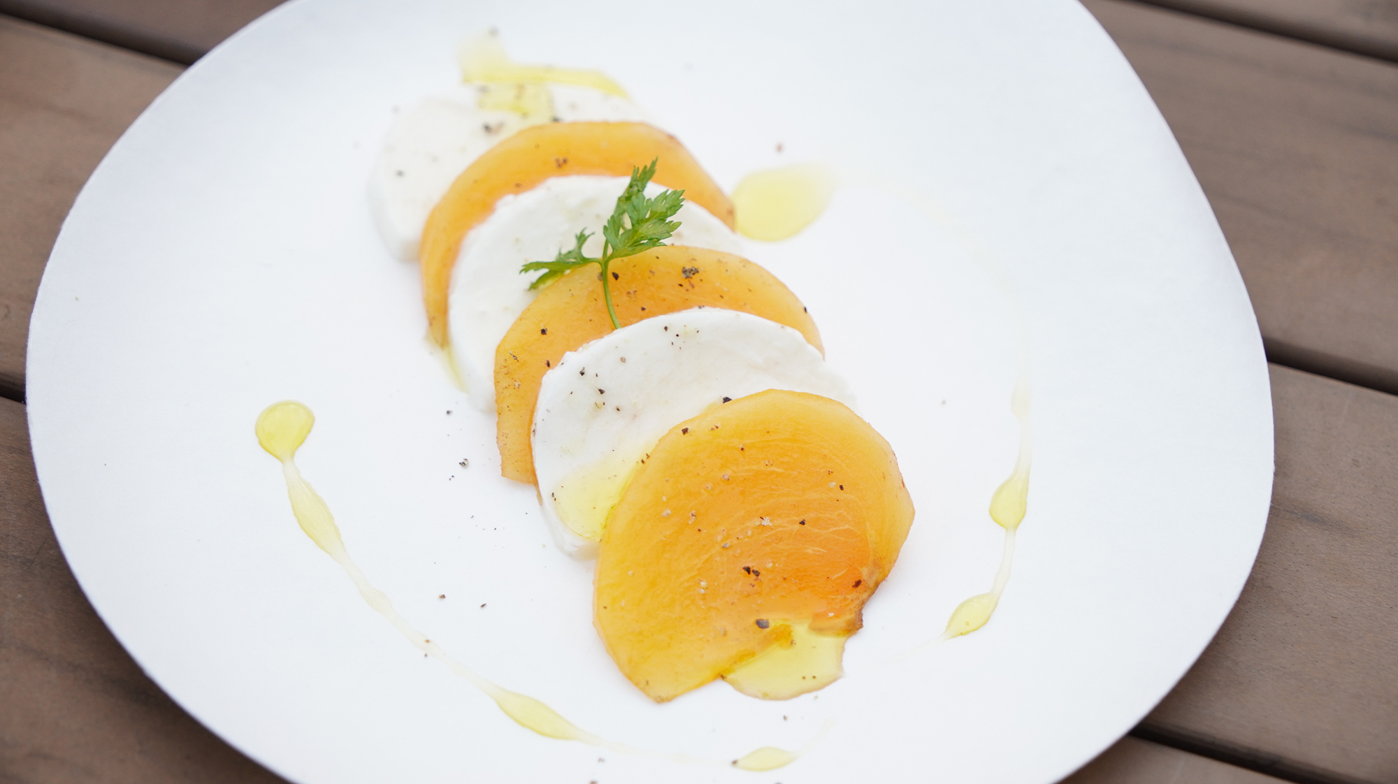 「福岡県産甘柿とモッツァレラチーズの秋色カプレーゼ」（600円、またはチケット1枚）