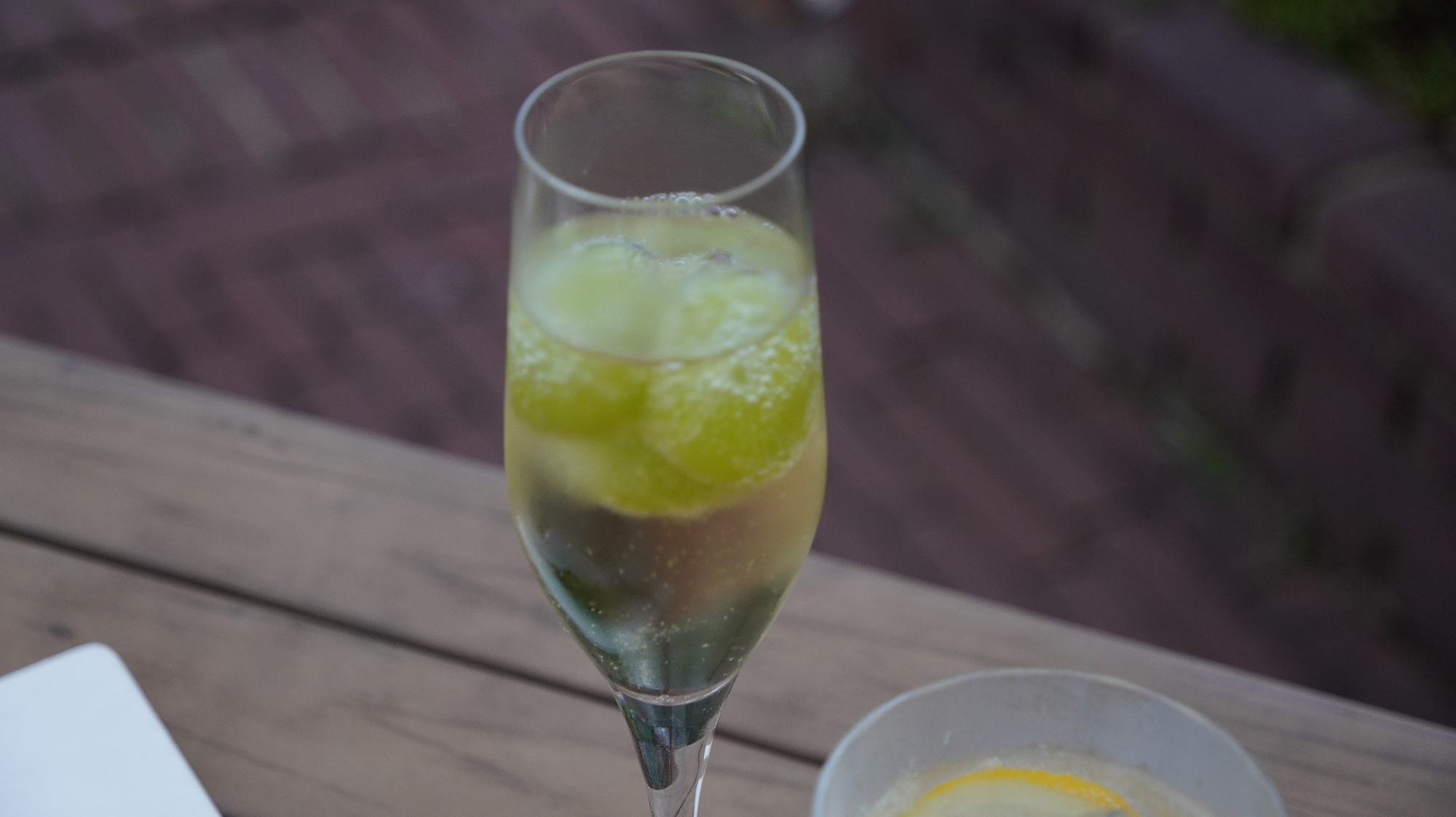 「熊本県産シャインマスカット入りスパークリングワイン」（1,100円、またはチケット2枚）