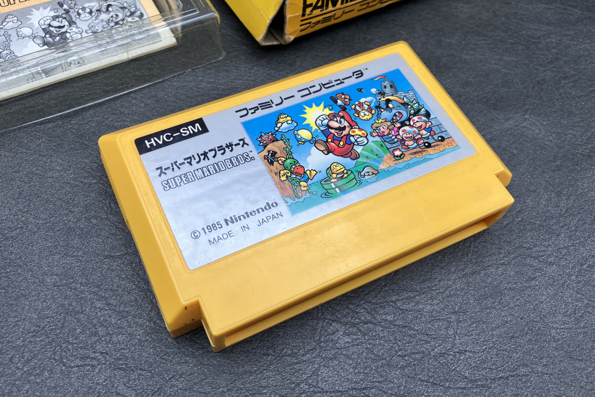 筆者が学生時代に購入したゲームソフトの実物。メインビジュアルに登場しているキャラクターの絵柄は、マリオ以外は今とイメージが少し違うが、これだけで本当にワクワクさせられた