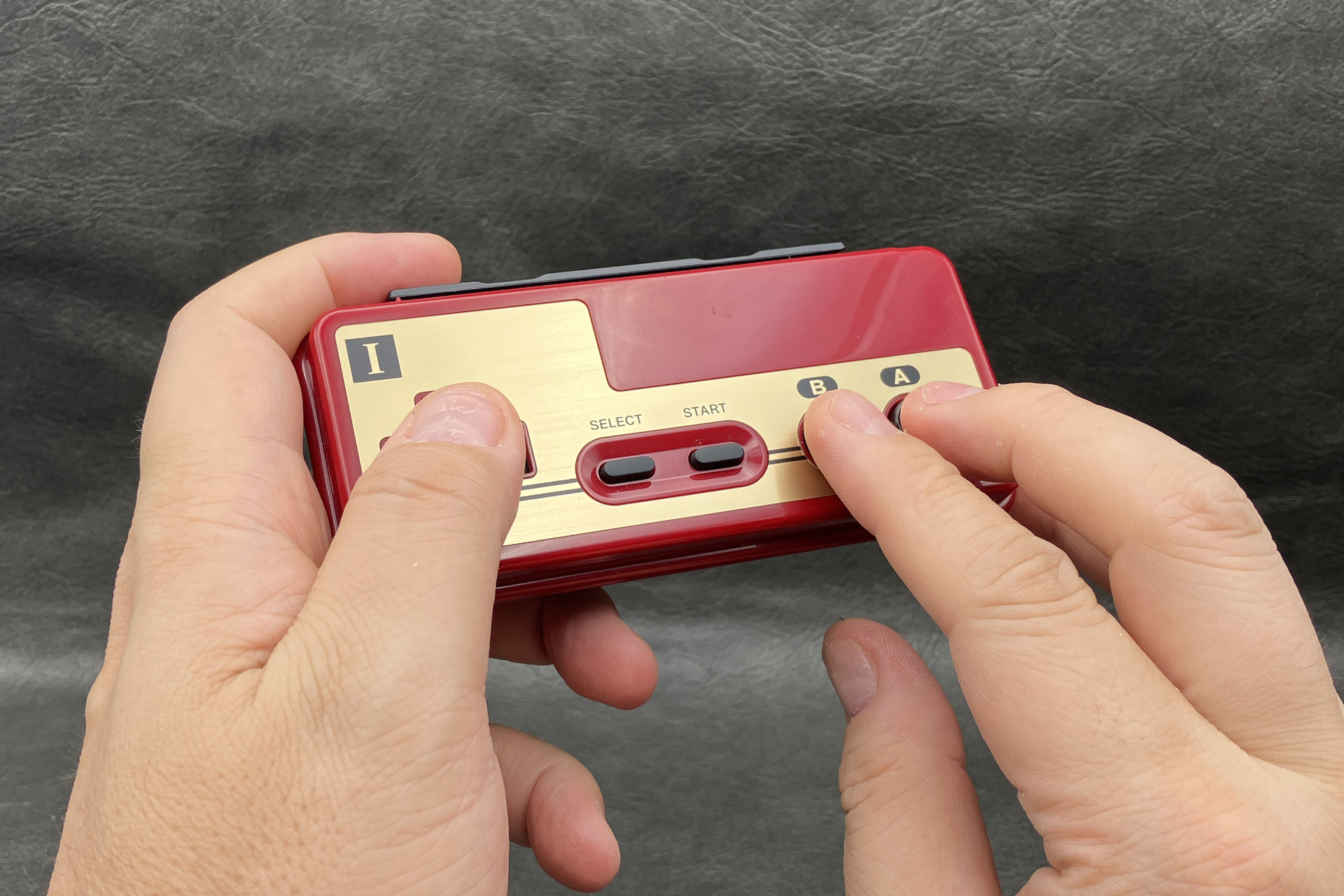 「スーパーマリオブラザーズ」をファミコンで遊ぶときのスタンス。ダッシュのBボタンを人差し指で、ジャンプのAボタンを中指で押すパターン。筆者はこちらだった（Switch用「ファミリーコンピュータ コントローラー」を使用）