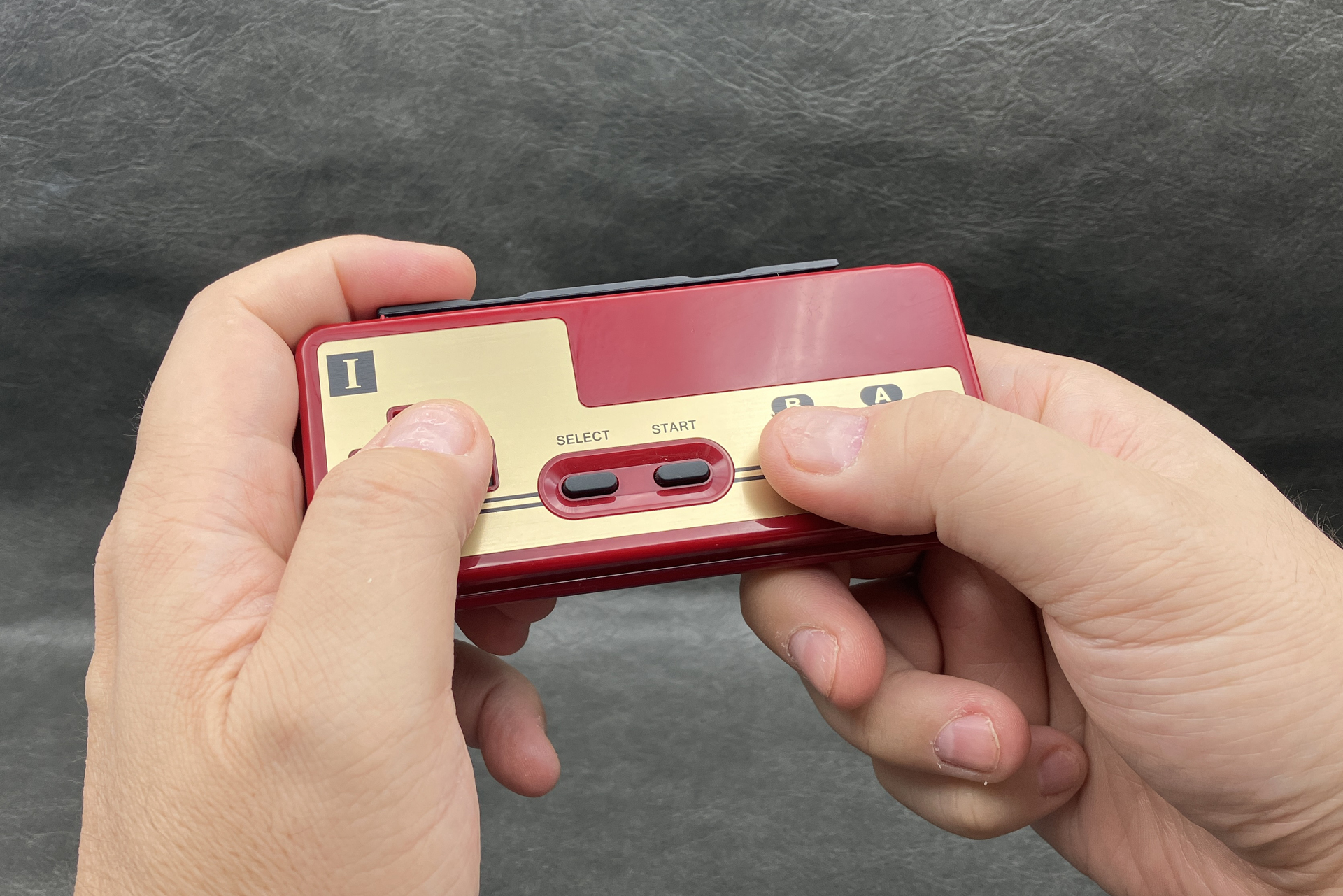 もう一つは親指の先端でBボタンを押し、親指の腹や関節部分でAボタンを押すパターン。多くの人がこのどちらかのスタンスだったはず