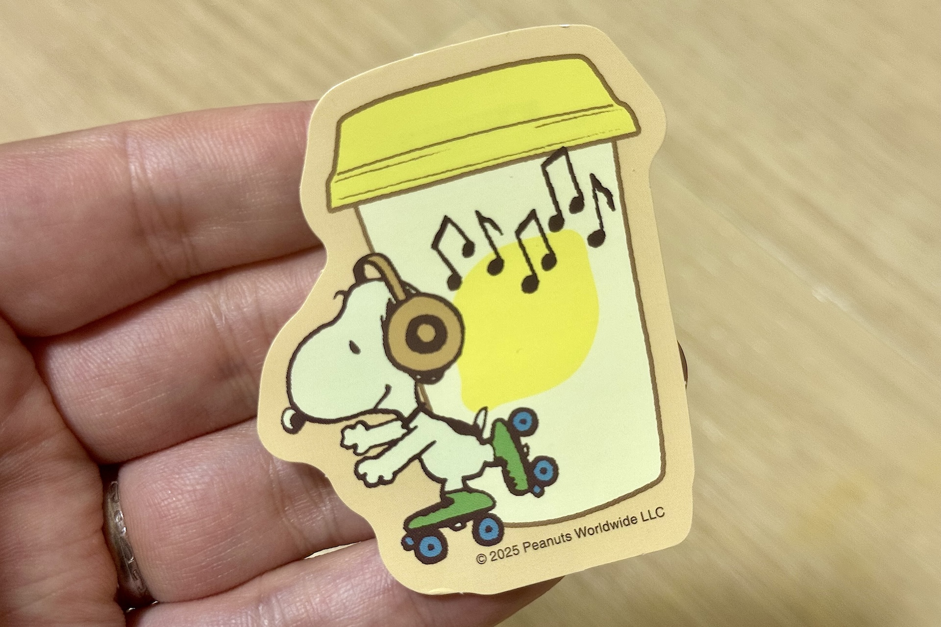 背景にデザインされているカップに似た商品「ルーシーのレモネード」も販売中だ