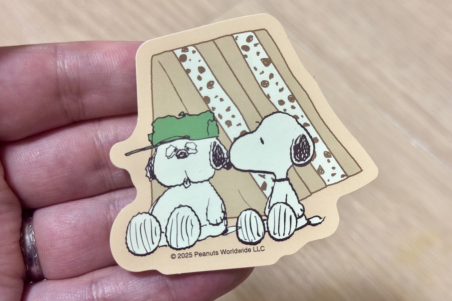 こちらの背景にも販売中の「スヌーピー クッキー＆クリームサンド」と思われるイラストが描かれている