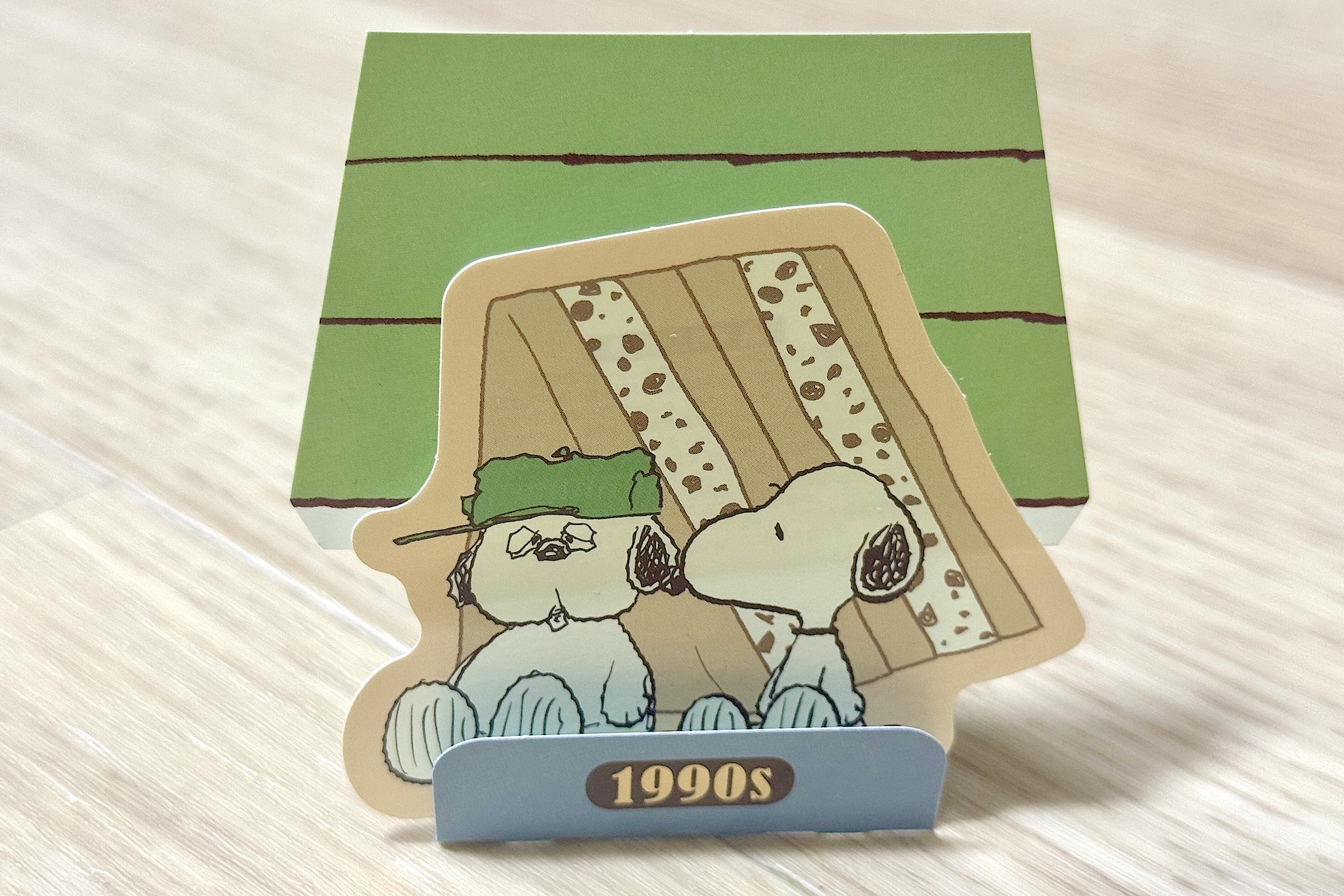 こちらの背景にも販売中の「スヌーピー クッキー＆クリームサンド」と思われるイラストが描かれている