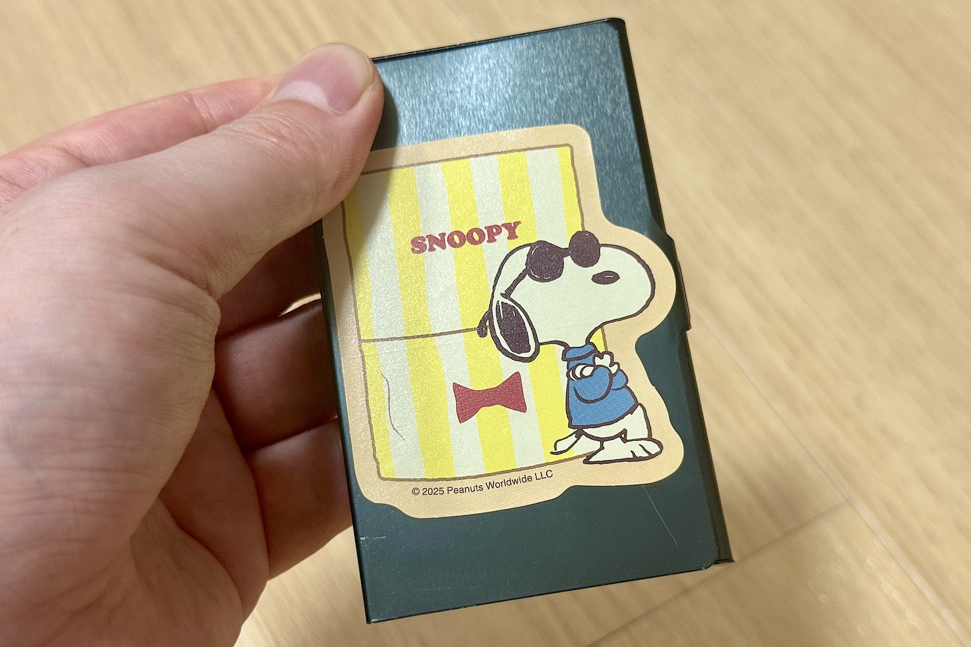 もちろんステッカーは好きな物に貼って楽しんでも良し。名刺入れに貼ってみたがジャストサイズでいい感じだ